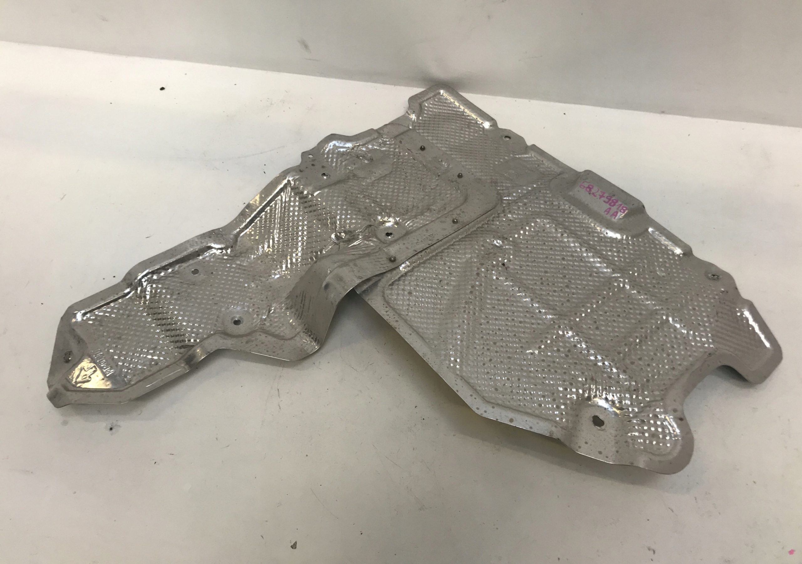 68279818AA - JEEP WRANGLER JL ВЫХЛОПНОЙ ТЕПЛОВОЙ ЩИТ