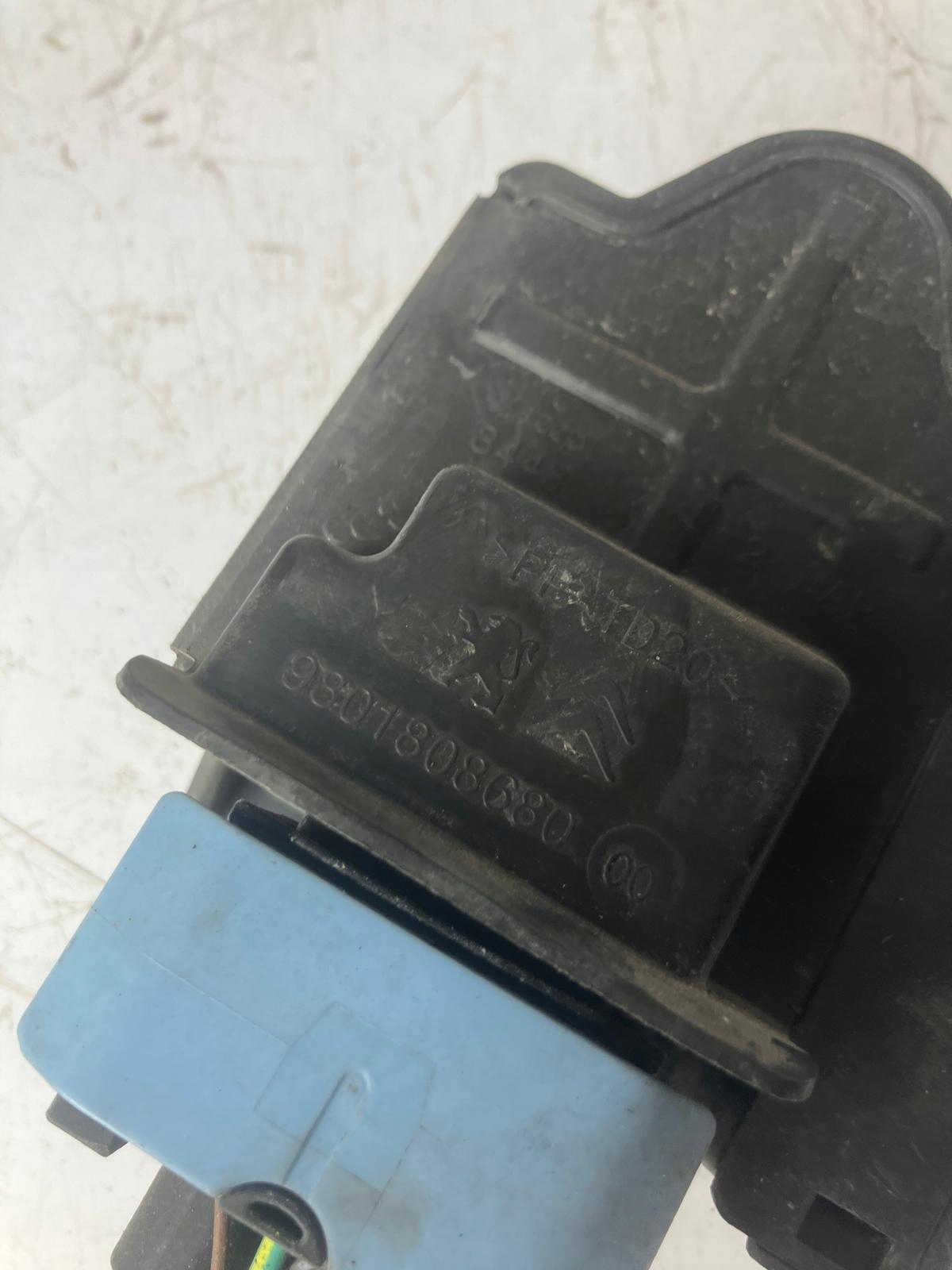 Module START STOP Support plaque Prise PEUGEOT 208 9677871680