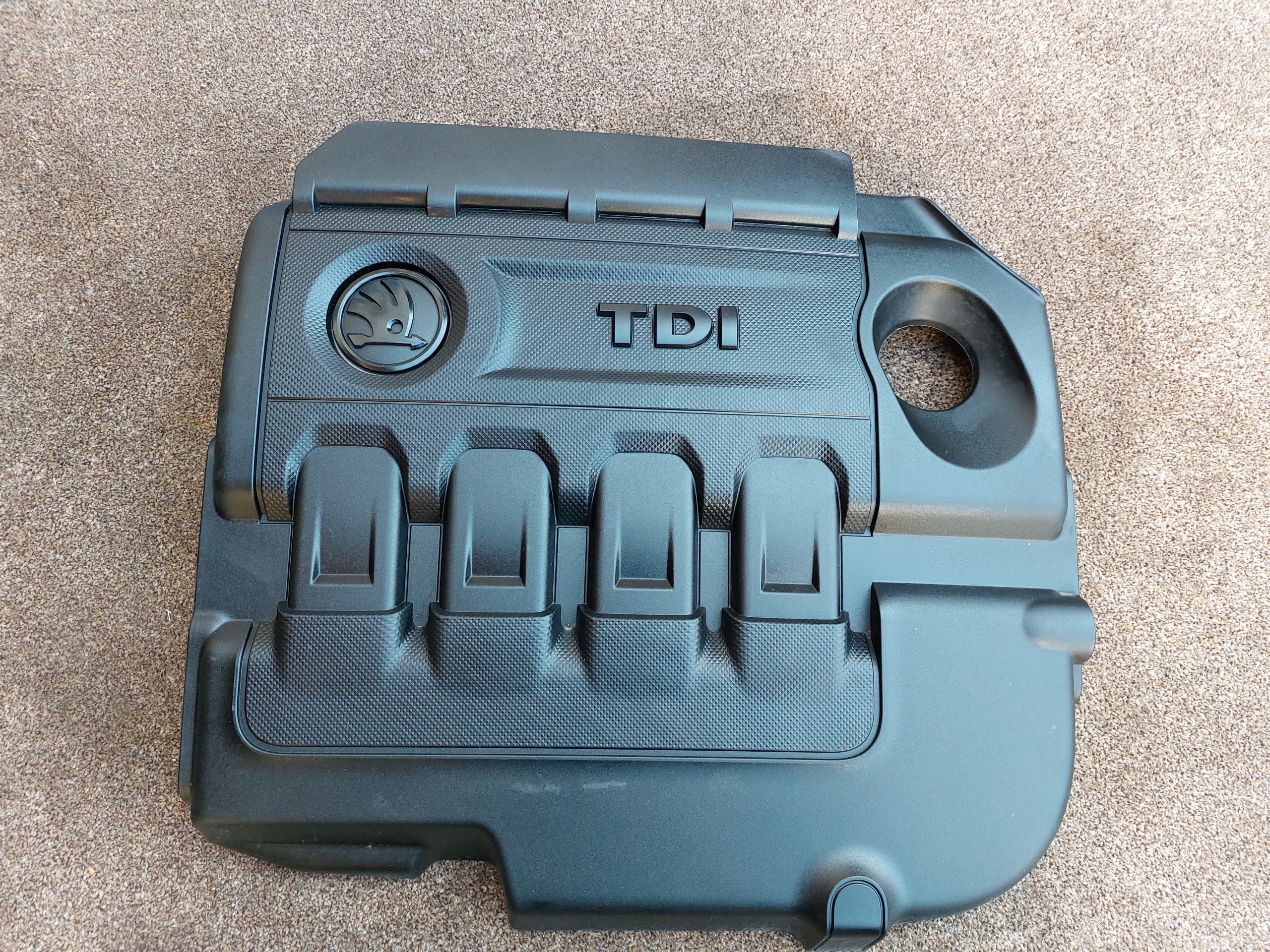 04L103925T - Кожух двигателя верхний SKODA 1.6 TDI 18R