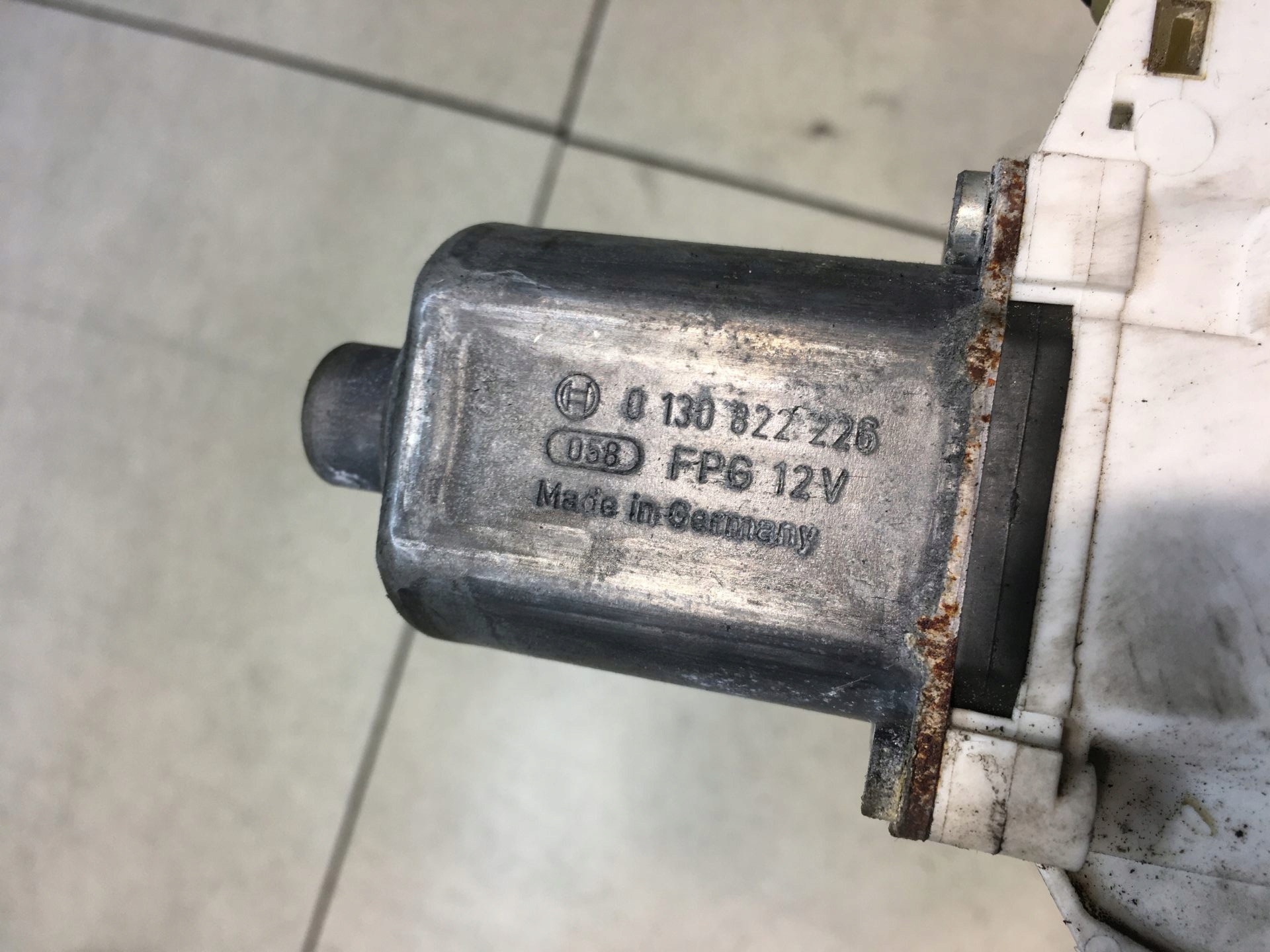 stahovačka levý předek okna BMW 1 E87 0130822226