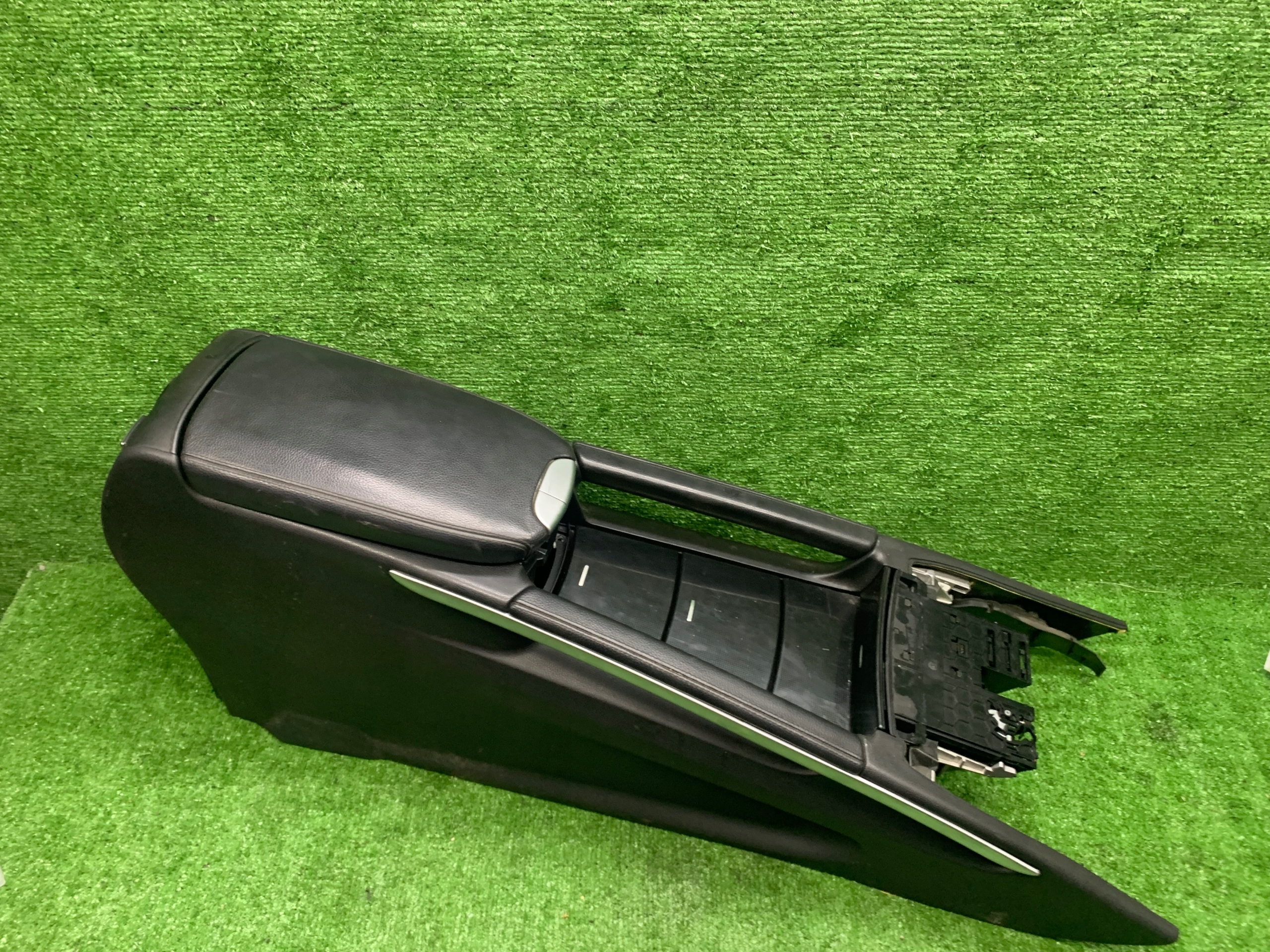 Mercedes w164 armrest tunel passenger compartment ML GL X164 1646801314