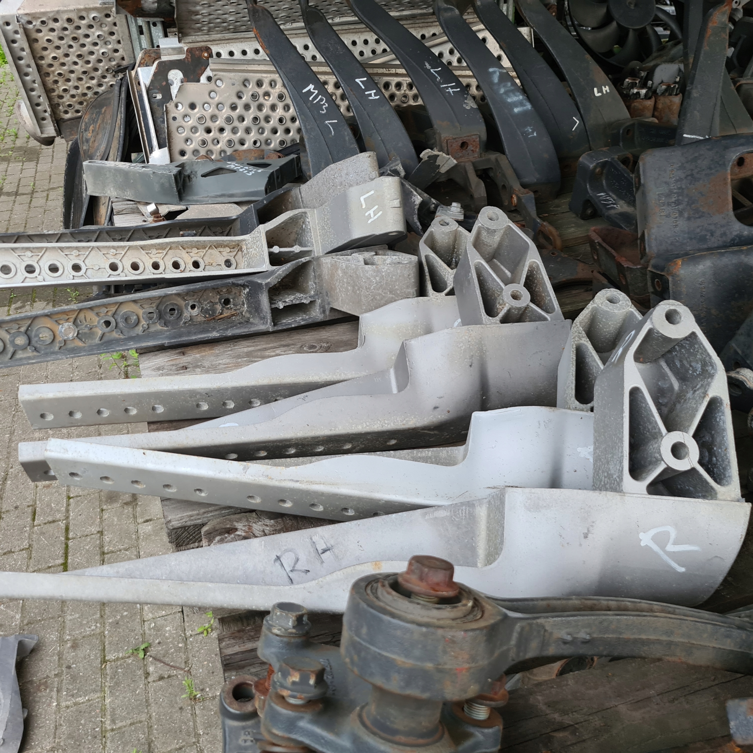 A9436660778-MERCEDES - ACTROS 2 3 КРЕПЛЕНИЕ КРОНШТЕЙН БАМПЕРА СТЕПЕНЬ