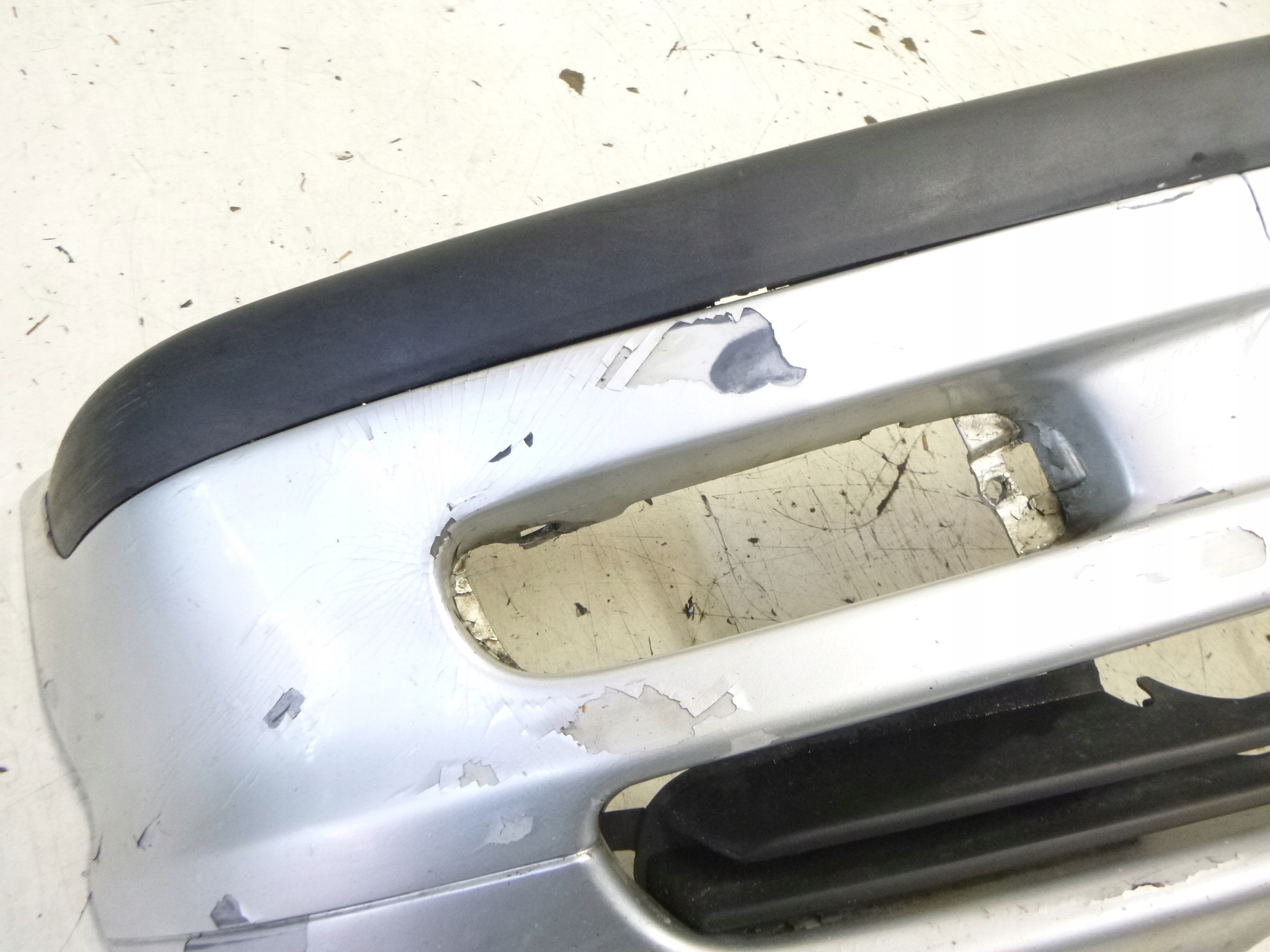 Frontstoßstange BMW E46 354/7 2000r. Sedan