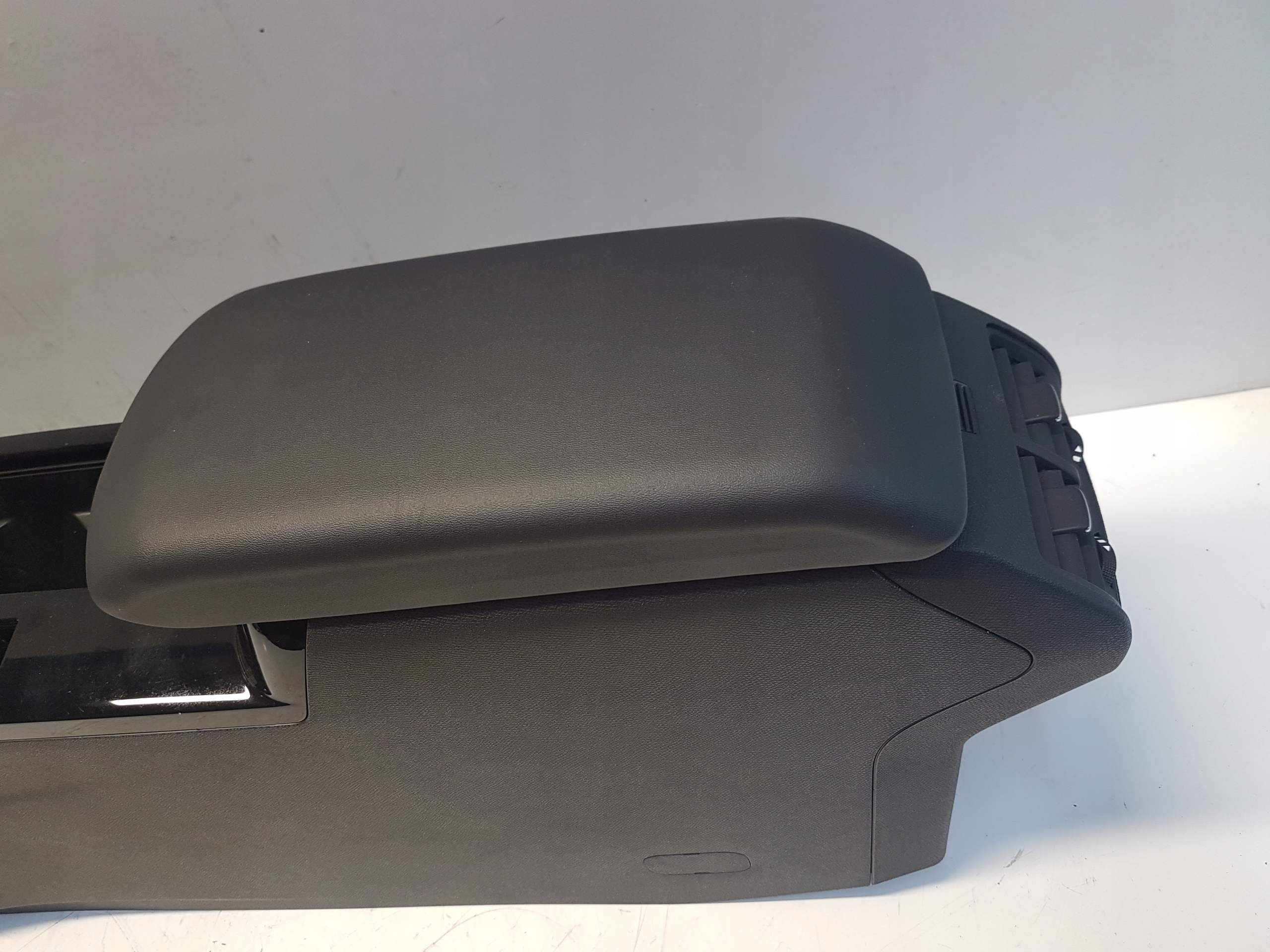 CITROEN C4 III Tunel central armrest