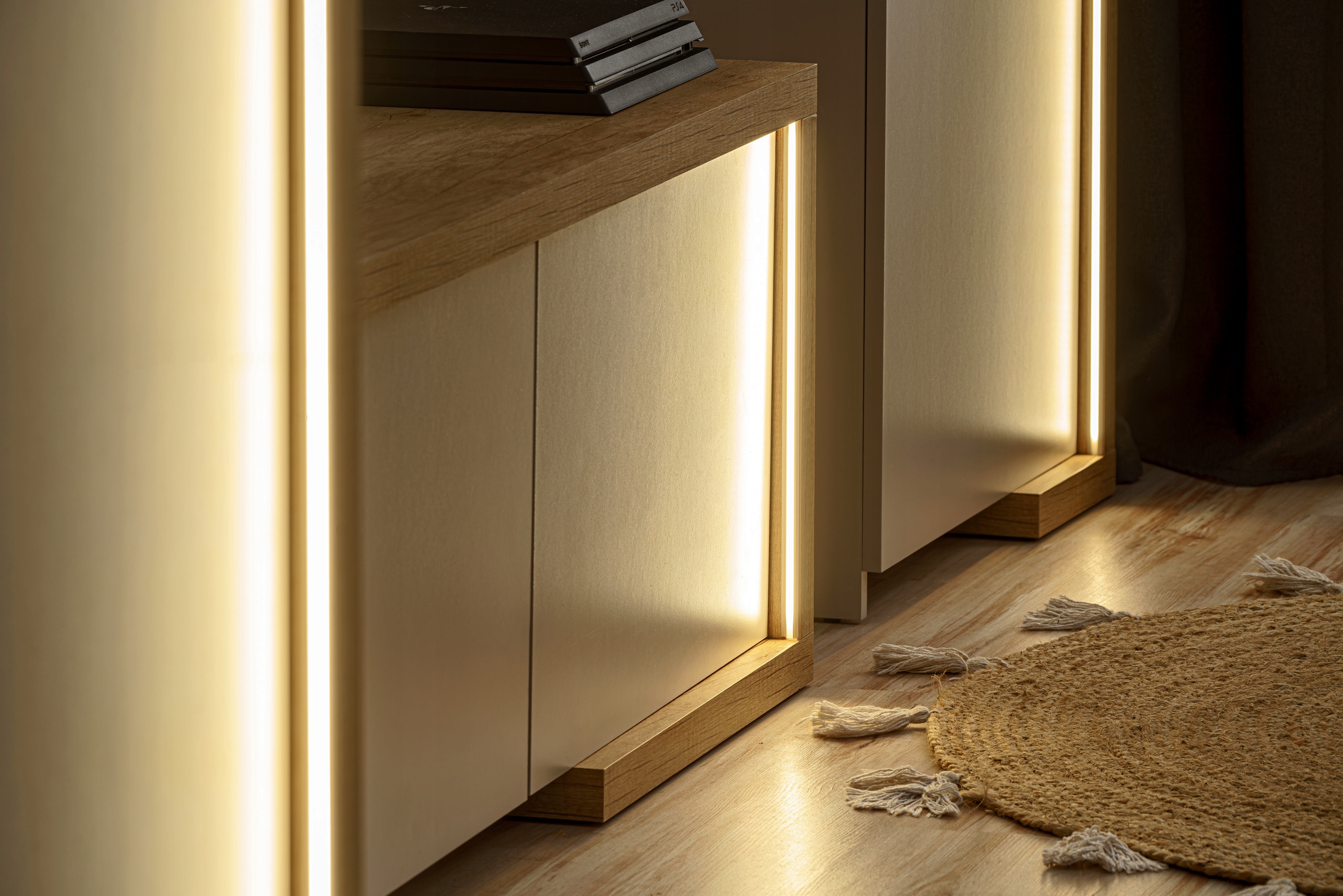 ELEGANCKA WYSOKA WITRYNA / DASAR / SZKŁO / LED Wysokość mebla 203 cm