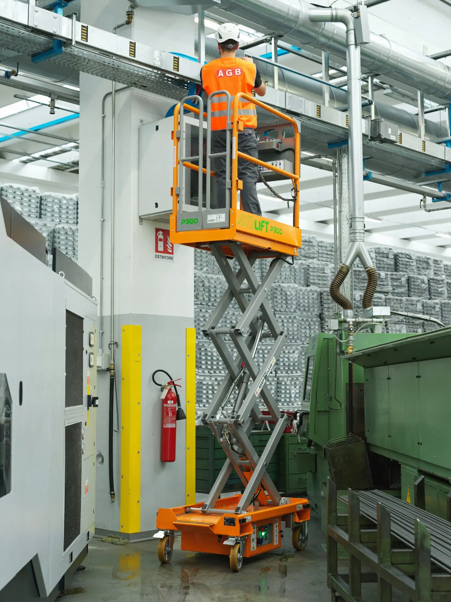 Podnośnik osobowy elektryczny AXOLIFT P300 zwyżka elektryczna podest roboczy ruchomy 4,95 m — 27
