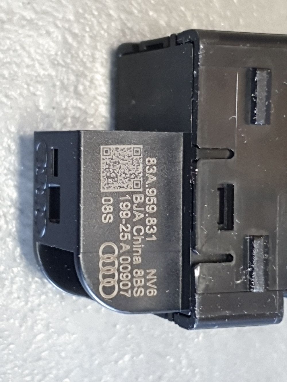 Audi A3 8Y button of the opening bonnet boot 83A959831
