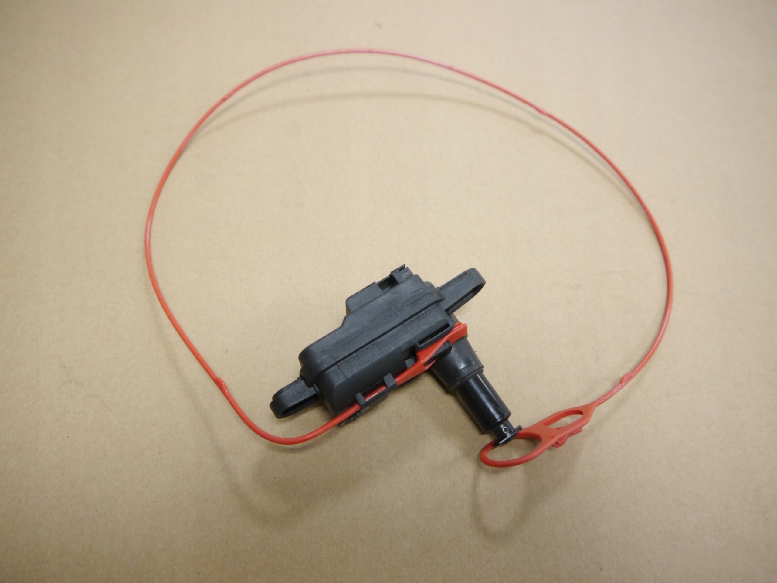 AUDI A3 8V SIŁOWNIK KLAPKI PALIWA 8V0862153A