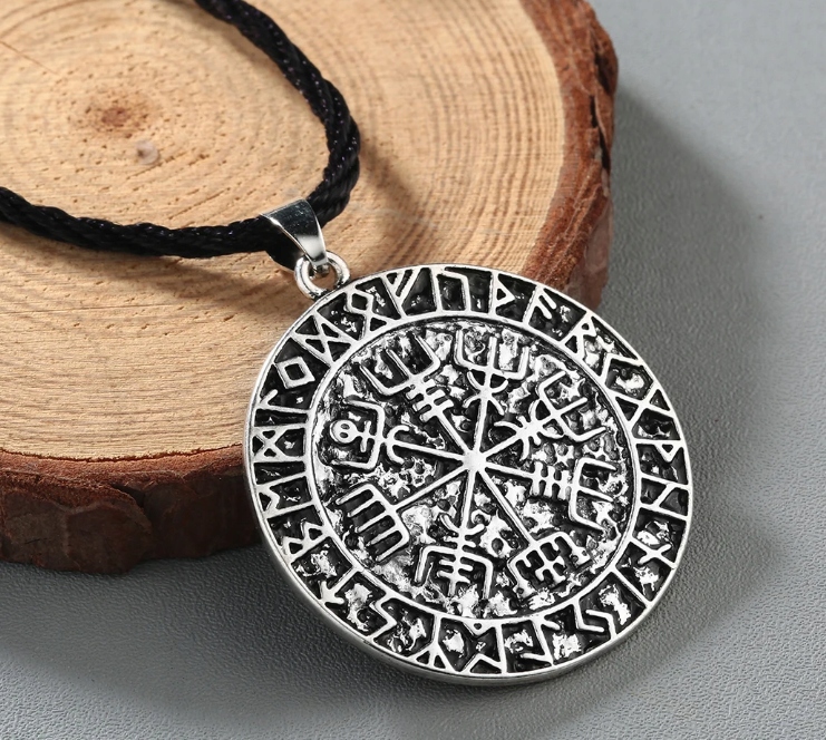 Naszyjnik Runa Kompas Wikingów VEGVISIR alfabetem runicznym Wiking Srebrny Długość całkowita 50 cm