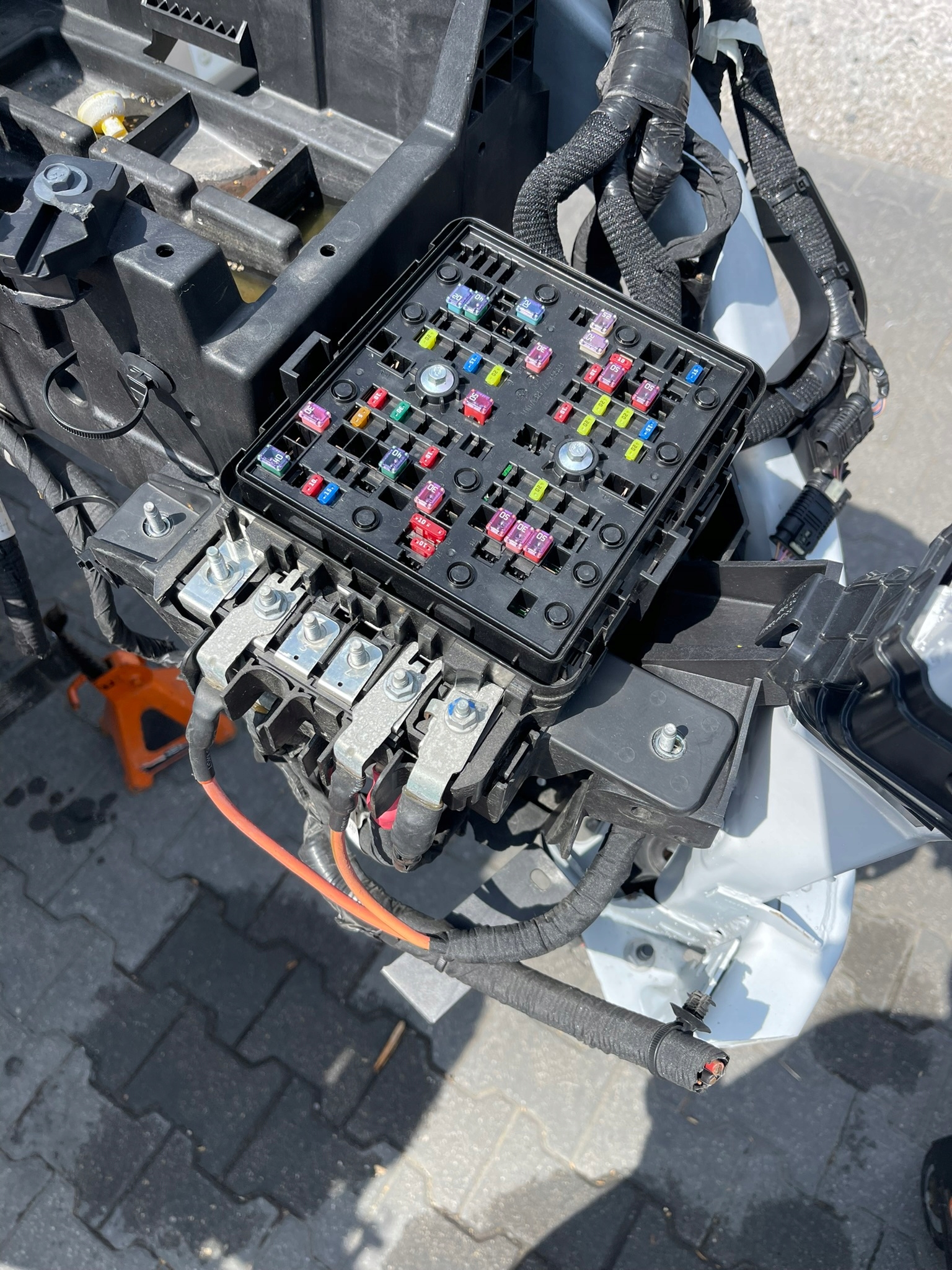 JEEP WAGONEER SKRZYNKA BEZPIECZNIKÓW