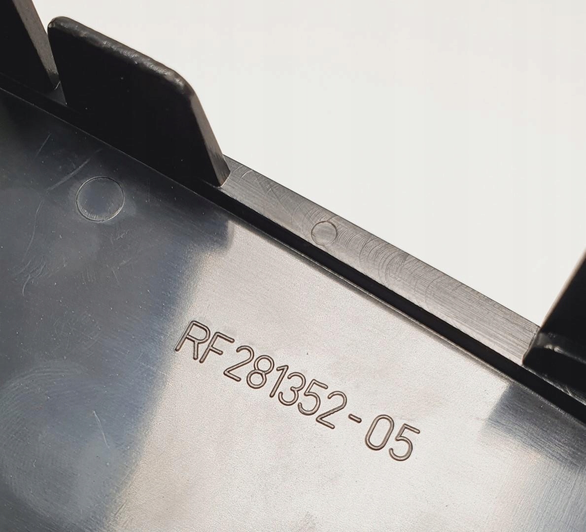 RAMKA OSŁONA RADIA VOLVO V70 II RF281352-05 Typ samochodu Samochody osobowe