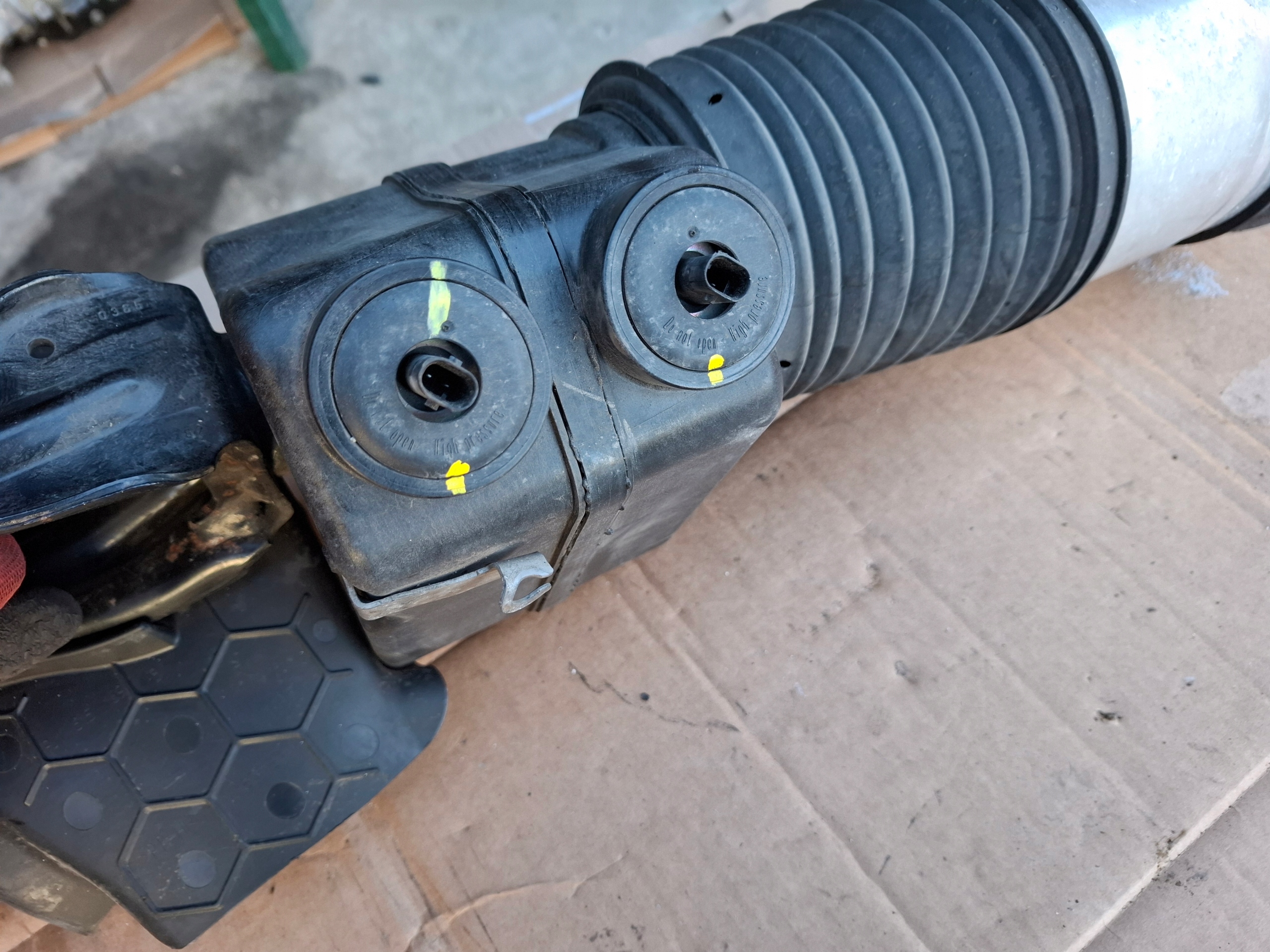 shock absorber left front PORSCHE TAYCAN 9J1616037E 23r