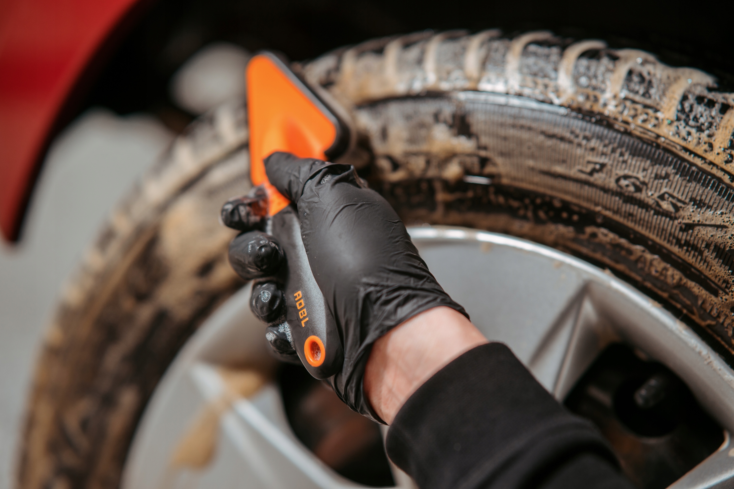 ADBL TIRE BRUSH trwała szczotka do czyszczenia opon i wycieraczek gumowych Producent ADBL