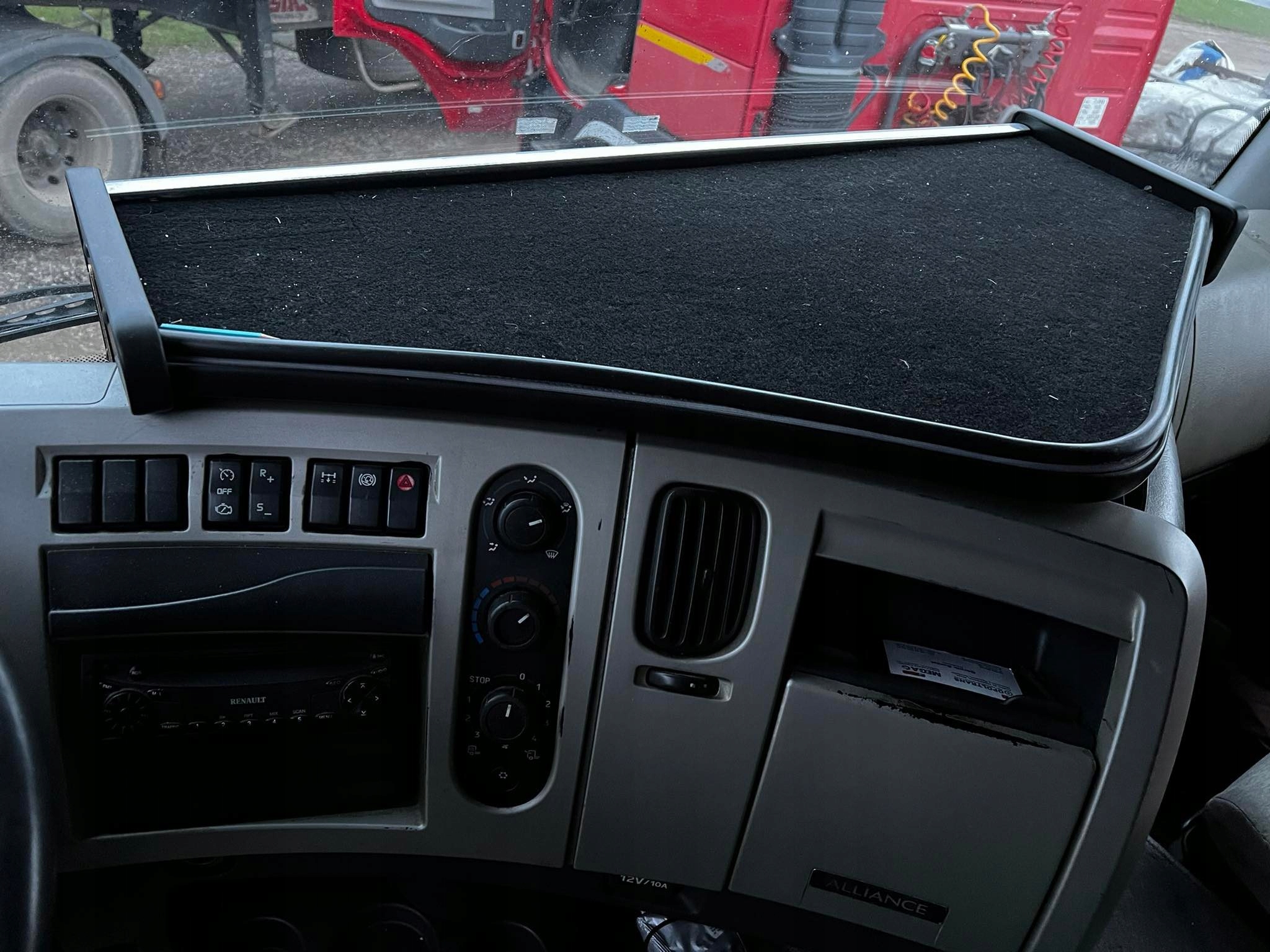 Polička Stolek na kokpit Renault Premium od roku 2005