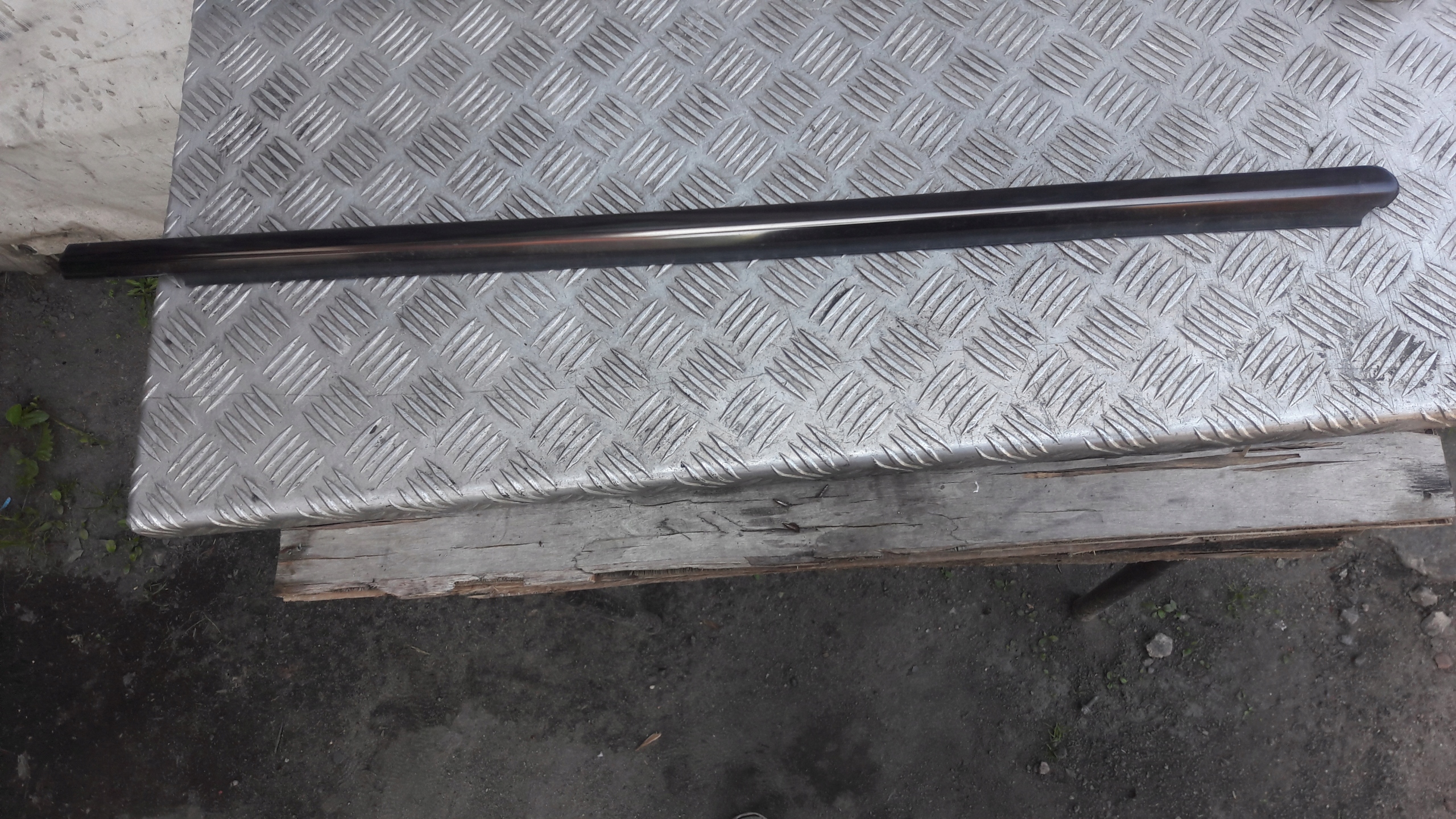 MERCEDES W211 moulding dust left front