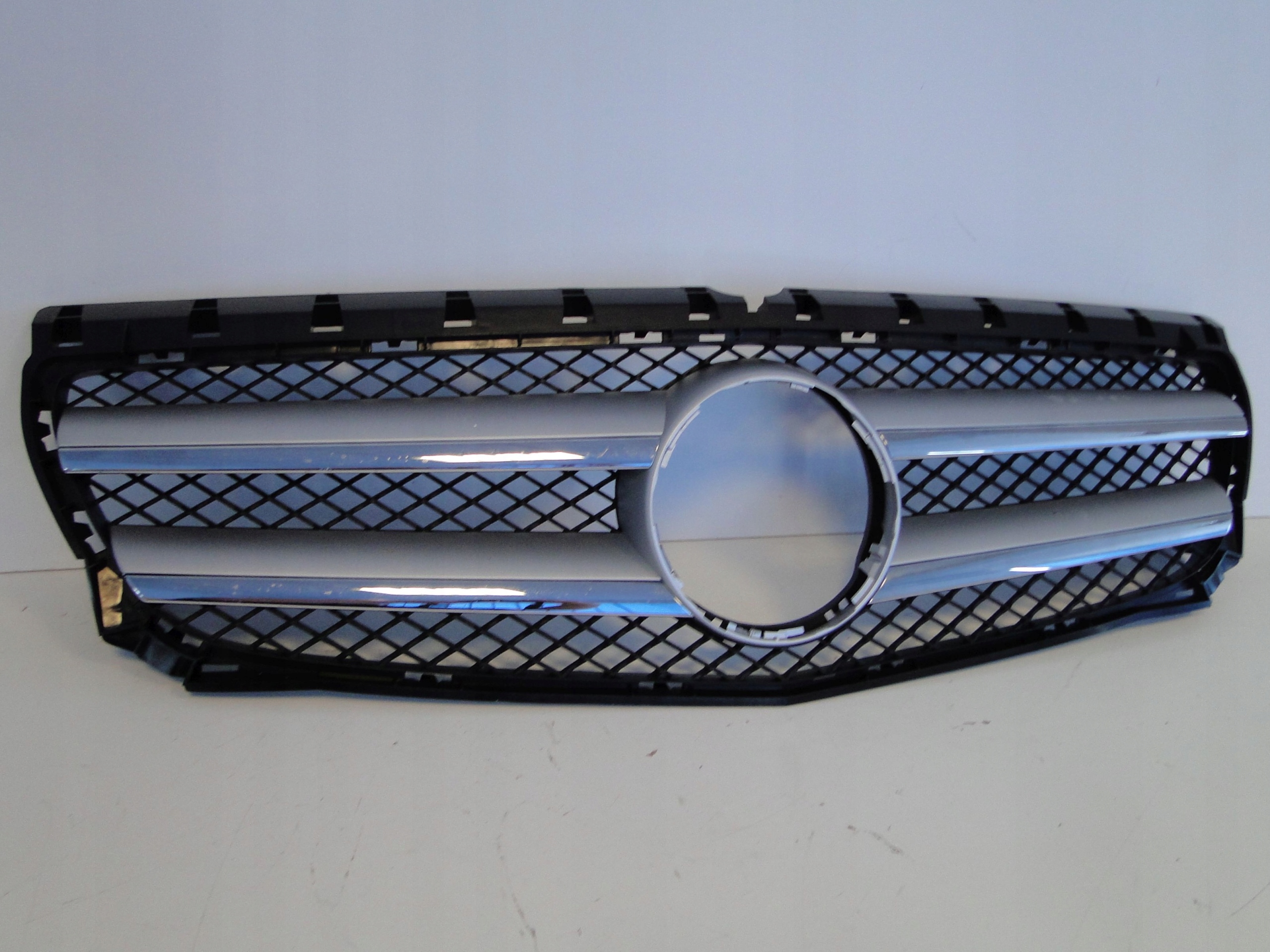 MERCEDES B W246 246 GRILL ATRAPA PRZÓD KRATKA 982 Kolor srebrny