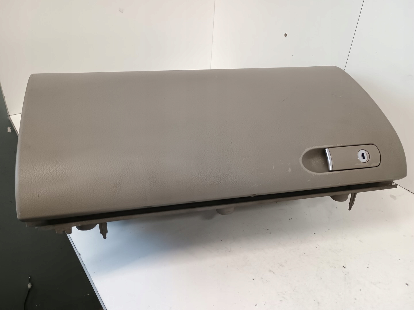 SCHOWEK PASAŻERA Z LODÓWKĄ AUDI A4 B7 SZARY 8E1857035