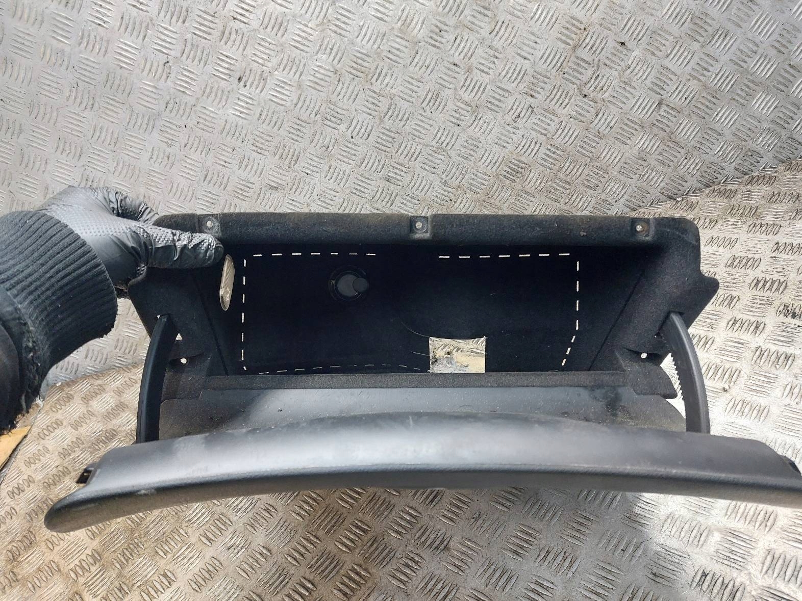 SCHOWEK PASAŻERA VOLKSWAGEN PASSAT B5 3B1857101 Wersja Europejska