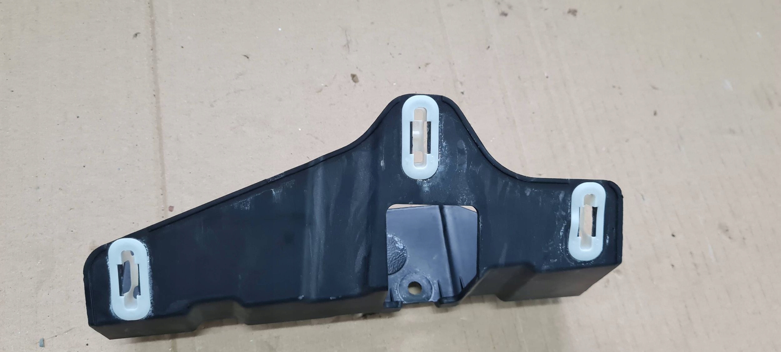 Chrysler Pacifica 2022 bracket holder SZYNY SLUPKA 68258914AB