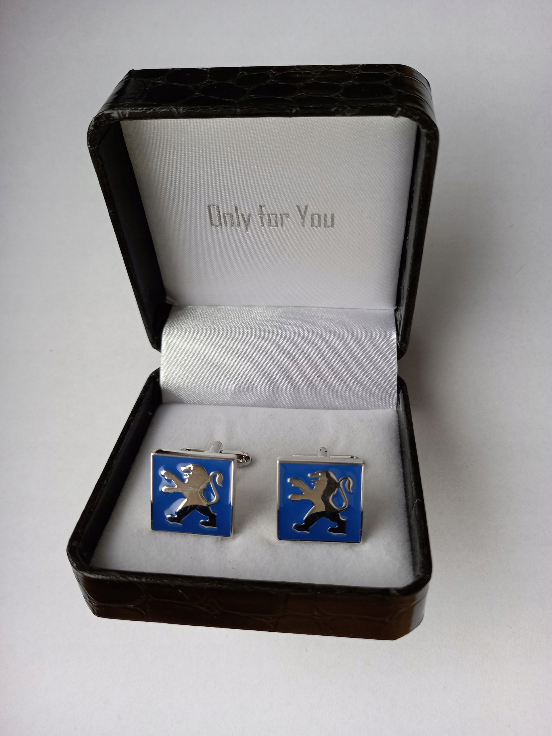 Manžetové knoflíčky na košilích Exciting s logem Pegeot