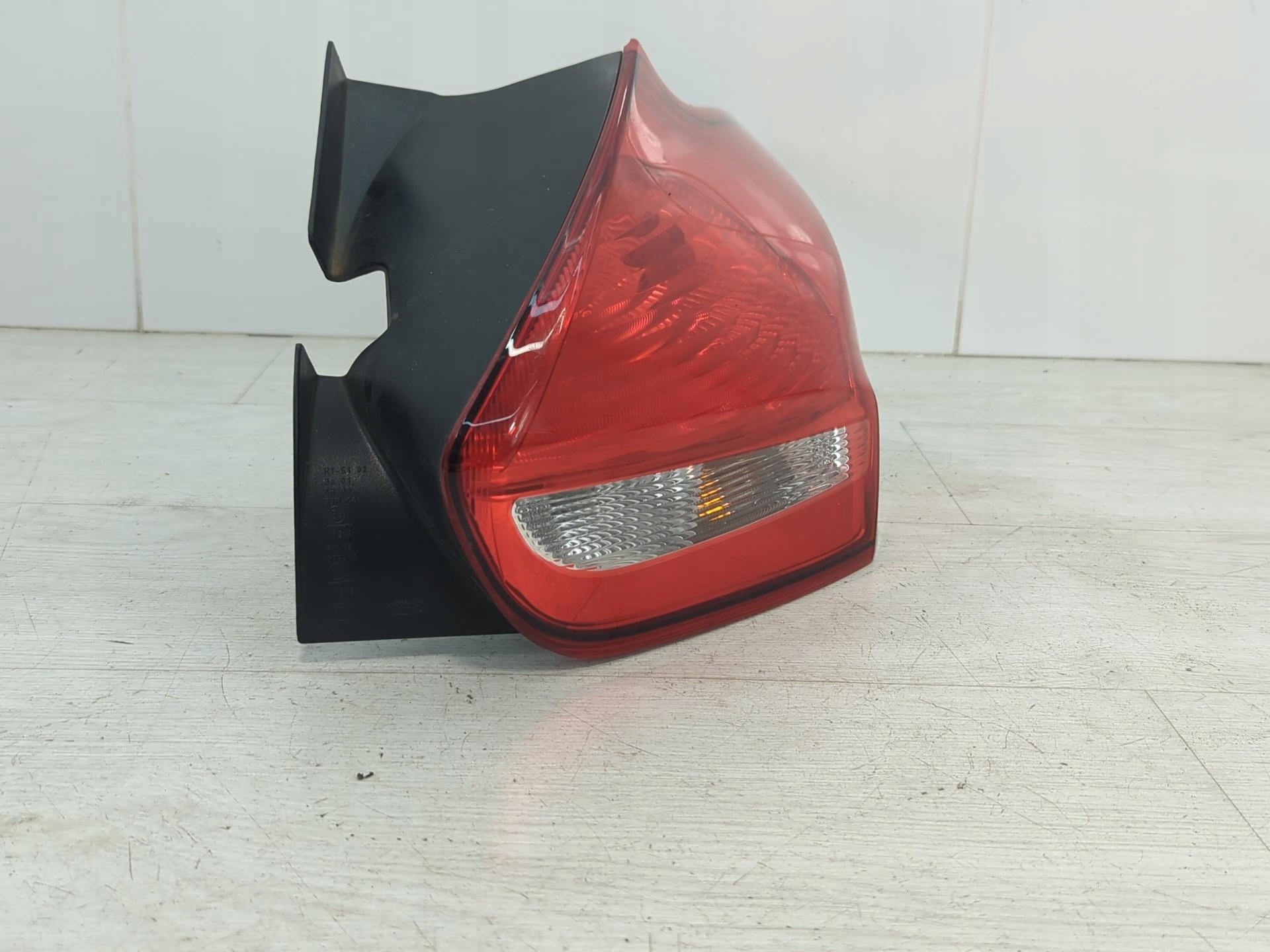 фонарь правый FORD Focus F1EB-13404-B