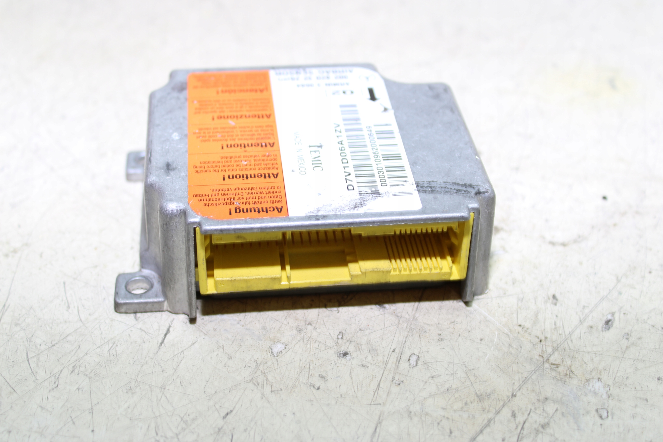 MERCEDES W210 LIFT MODUŁ SENSOR AIRBAG PODUSZEK STEROWNIK 0028203226 Producent części Mercedes-Benz OE