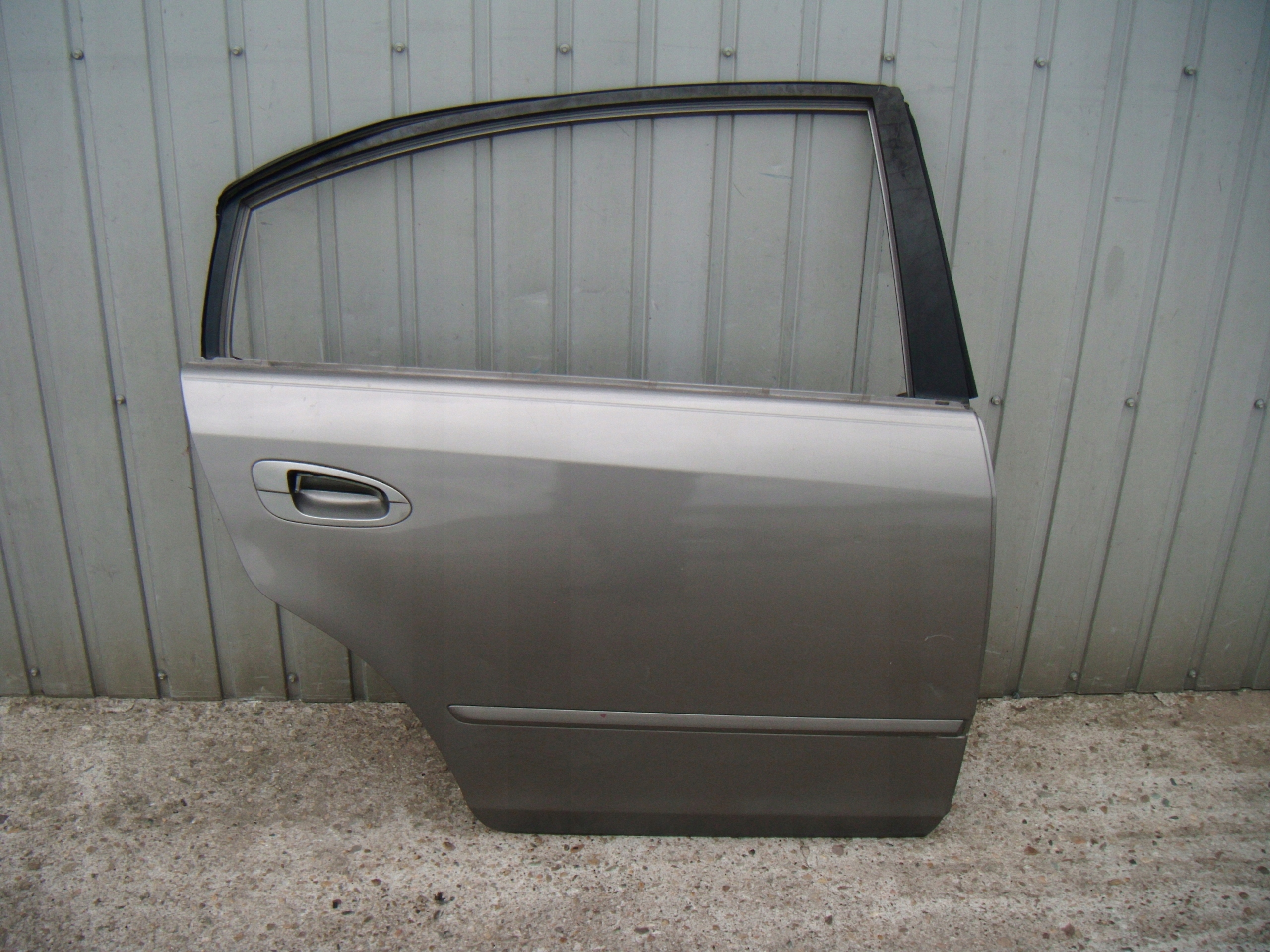 NISSAN ALTIMA L31 02-06 DRZWI PRAWY TYŁ
