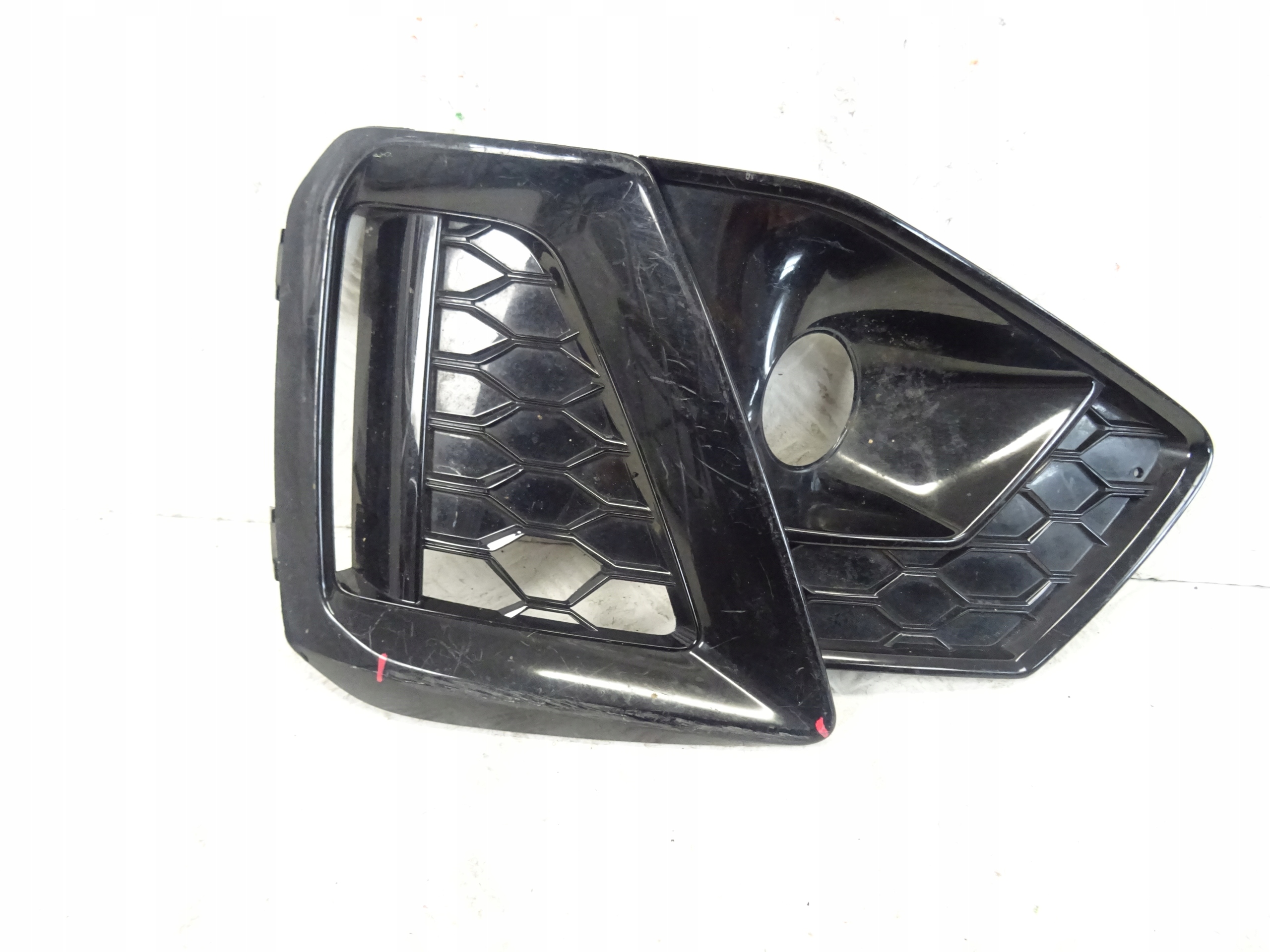 grid of a bumper front front left AUDI A4 B9 LIFT S-LINE 8W0807681BC