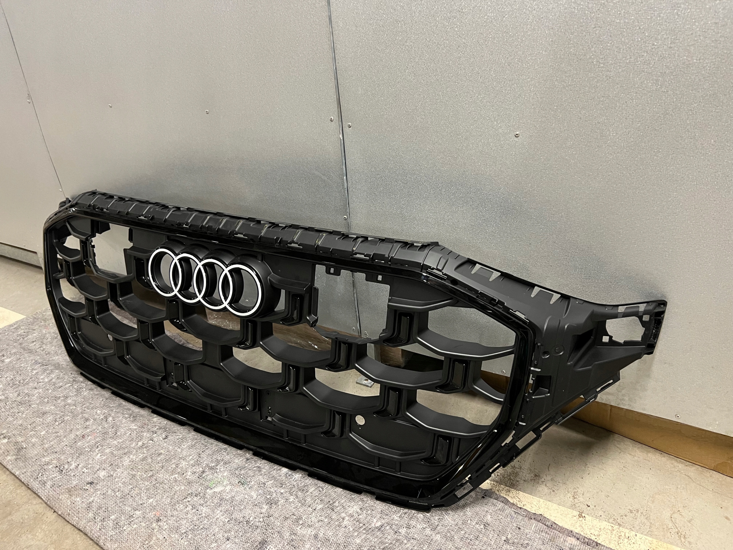 AUDI Q8 SQ8 S-LINE 2024+ GRILL ATRAPA CHŁODNICY NOWY 4M8853651CK Producent części Audi OE