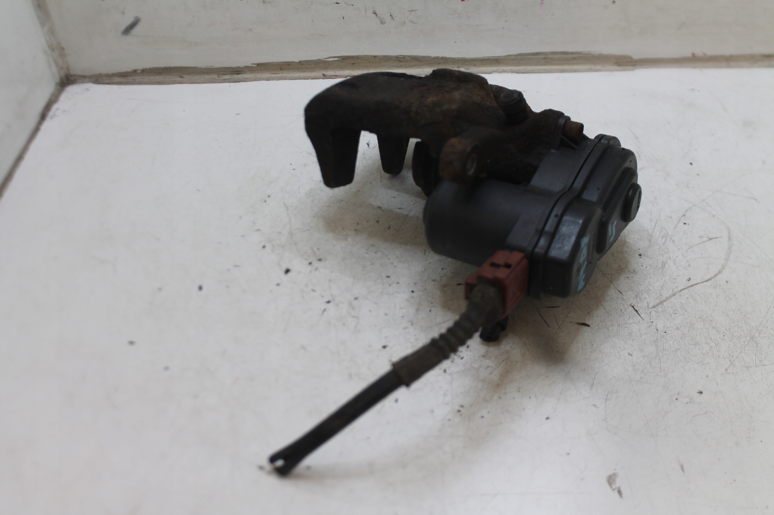 caliper brake electrical left rear part 323354478 AUDI A4 B8 A5 8T 07-15