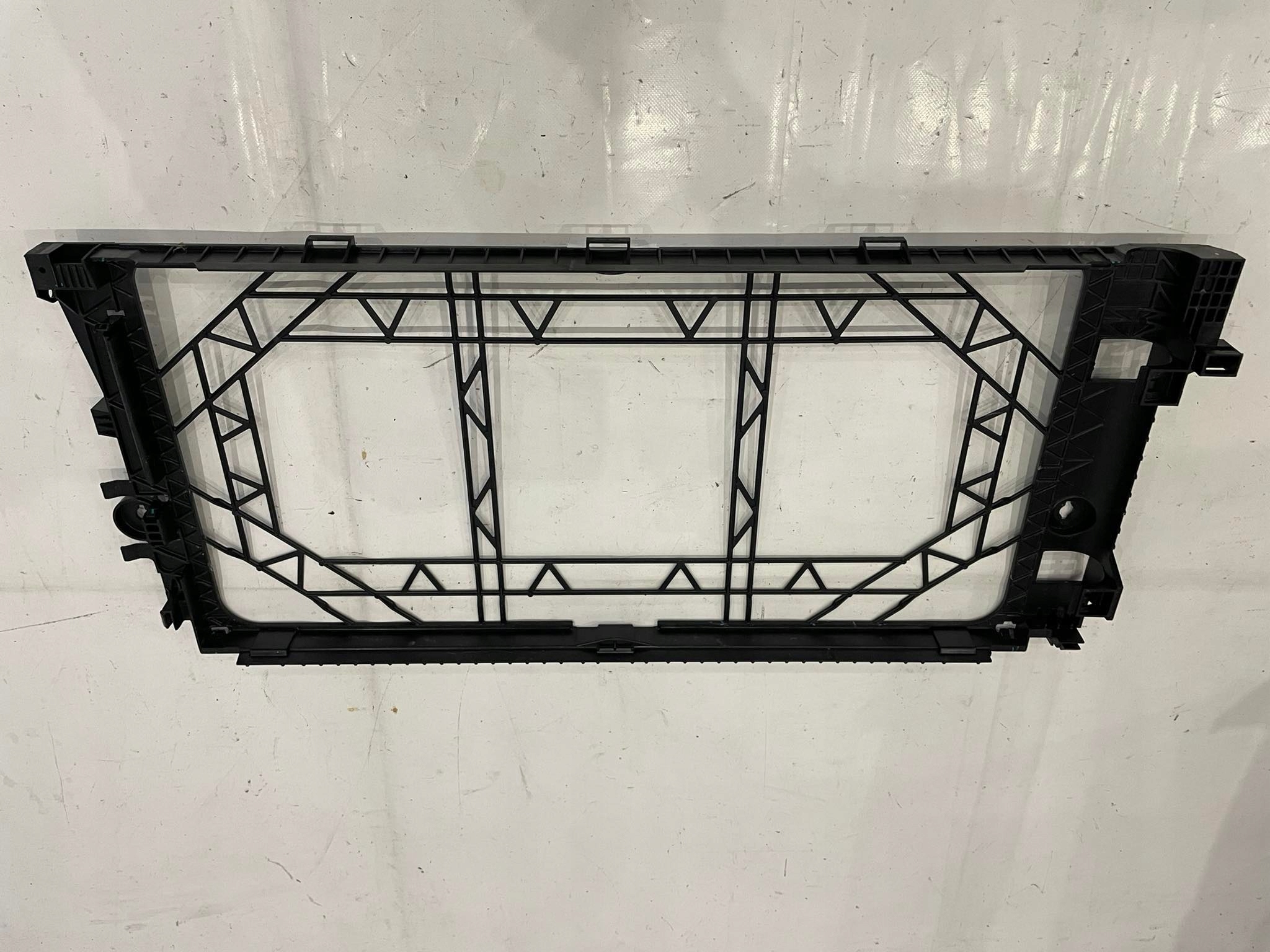 volvo XC40 C40 рамка радиатора кондиционера 31686203