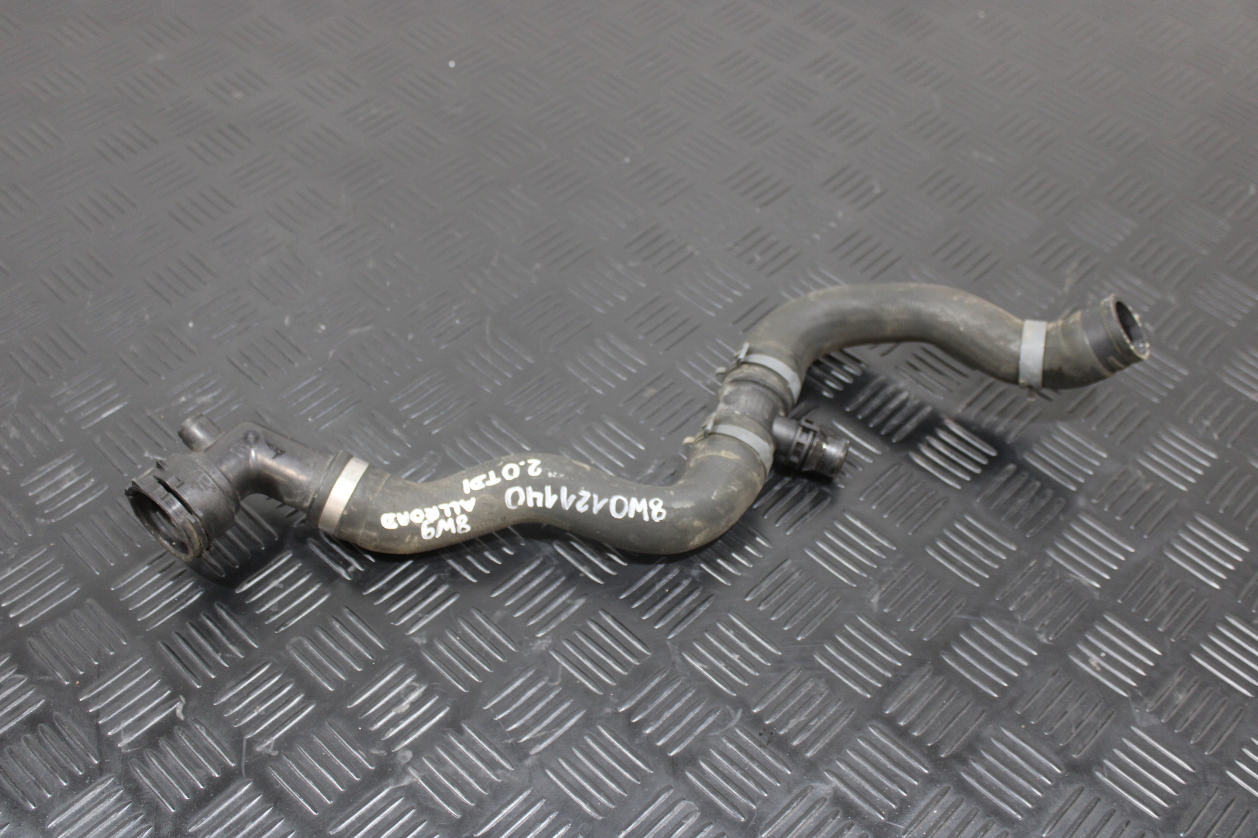 crijevo prijenos vode 8W0121140 AUDI A4 B9 8W0 8W9