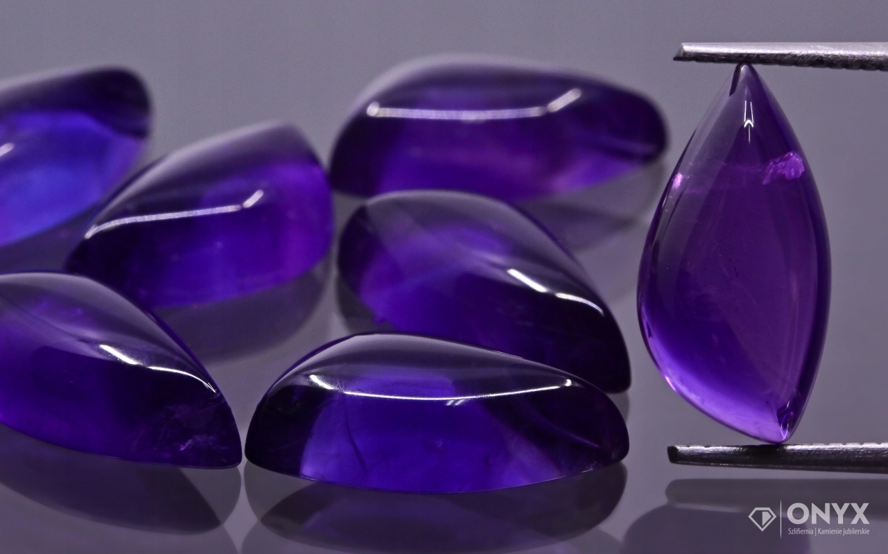 Ametyst A kabošon Levý nepravidelný 15,5x8 mm