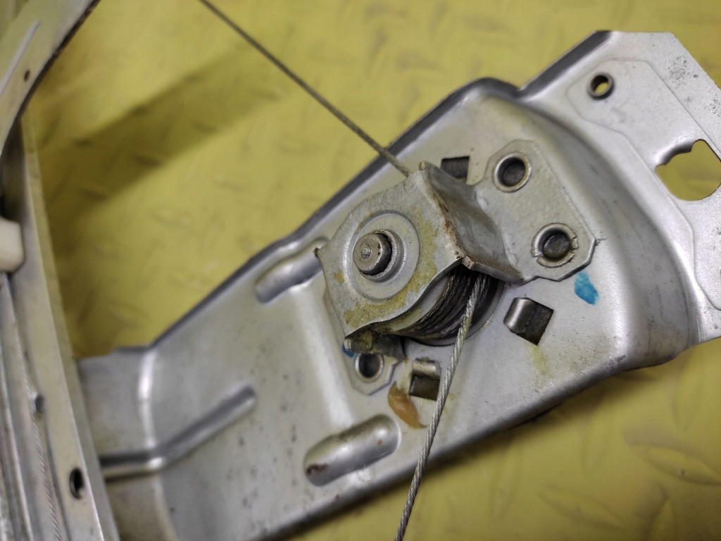 PEUGEOT 207 window regulator right rear part