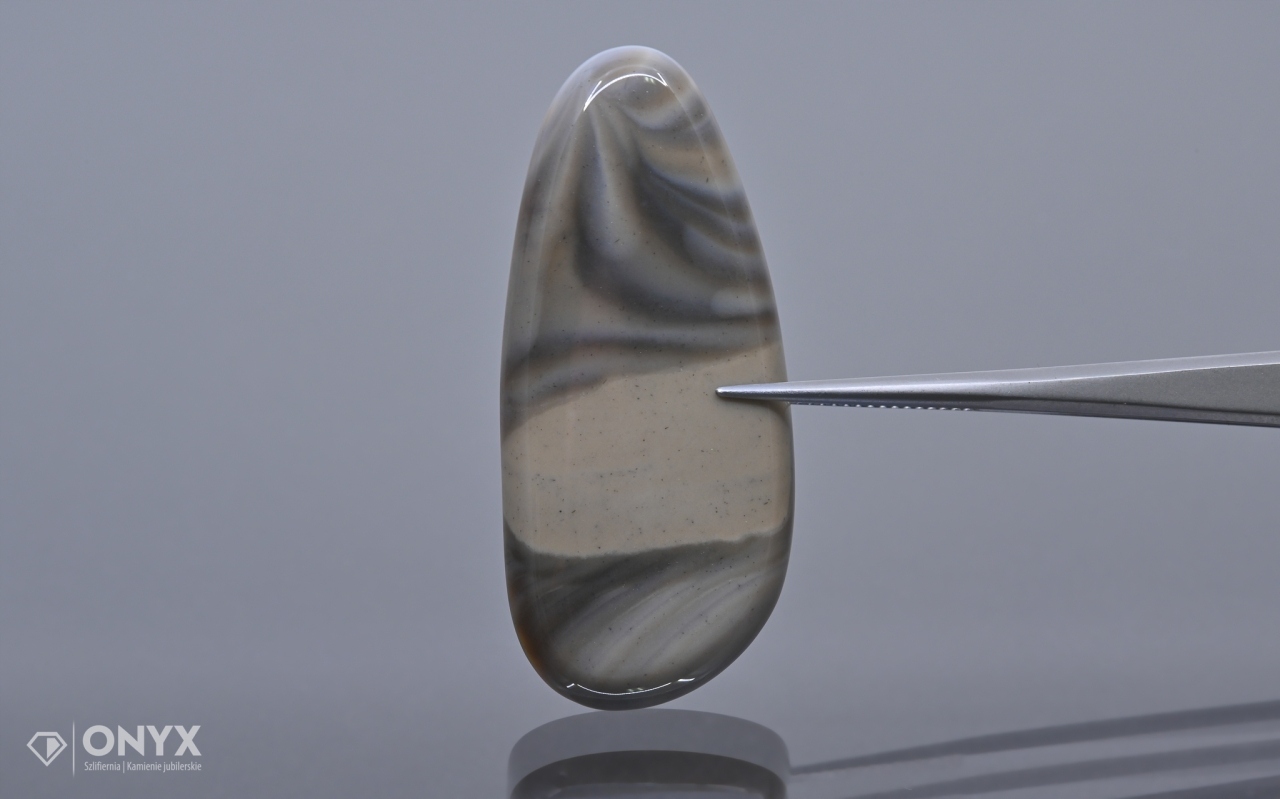 Křemílek pruhovaný kabošon nepravidelný 45,5x20 mm