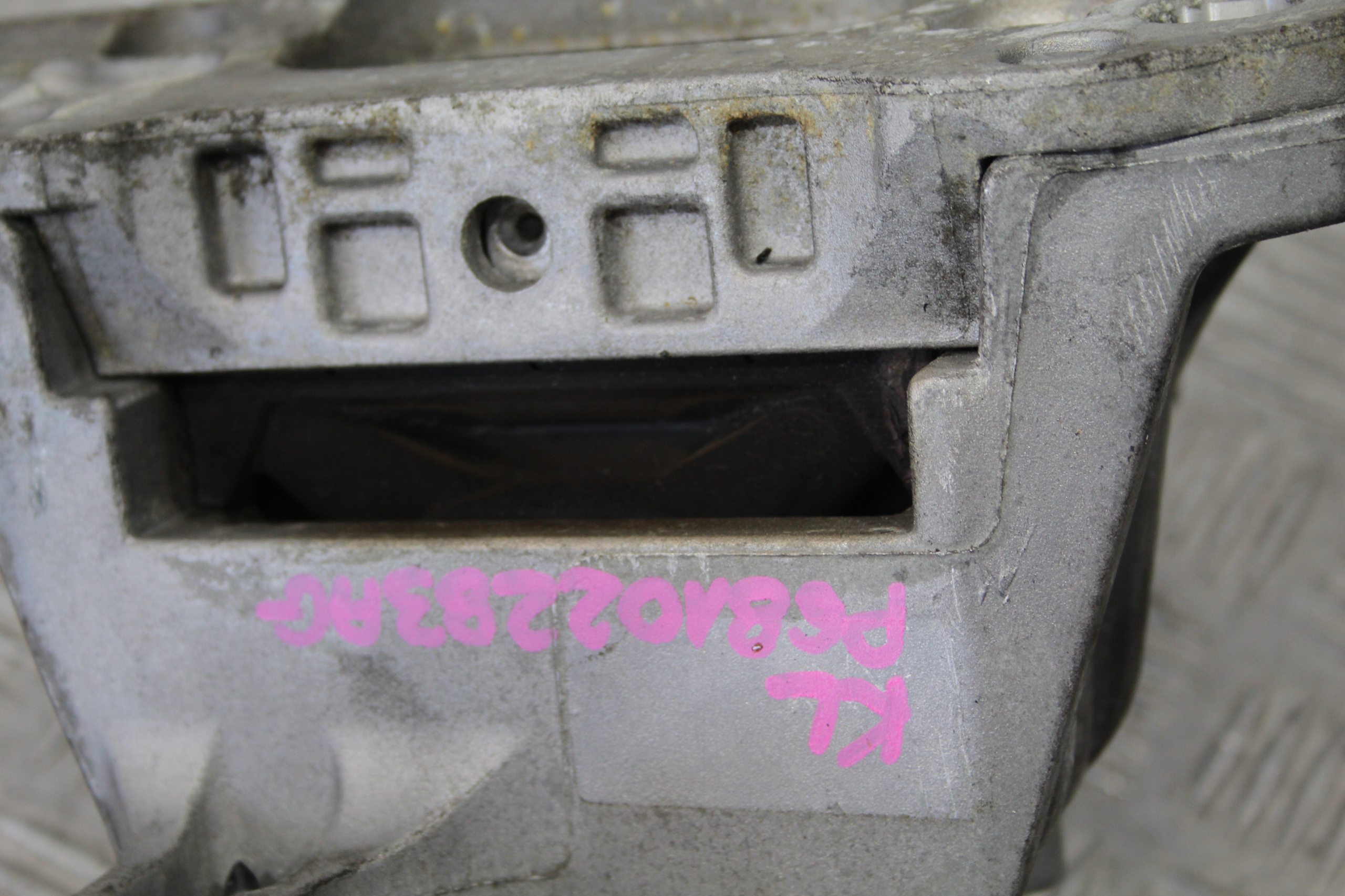 SUPPORT SUPPORT PLAQUE MOTEUR JEEP CHEROKEE KL