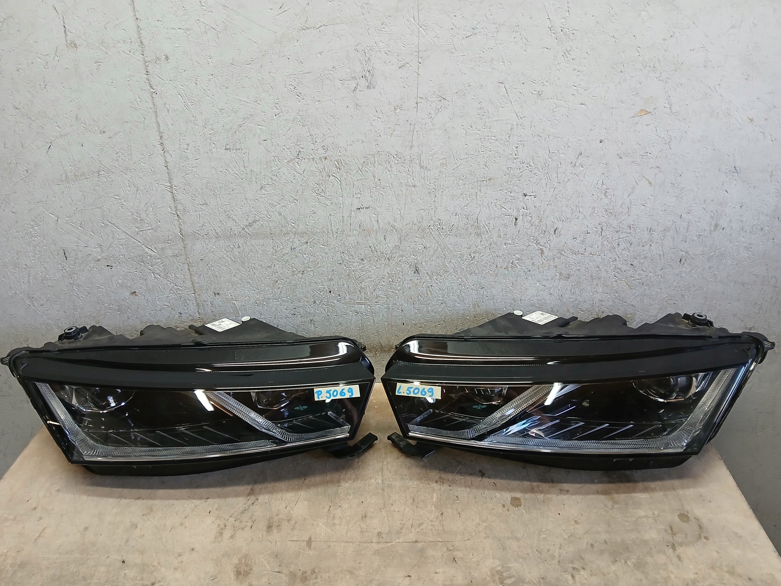 light lights front right left SKODA OCTAVIA IV 4 FULL LED 5E4941015A