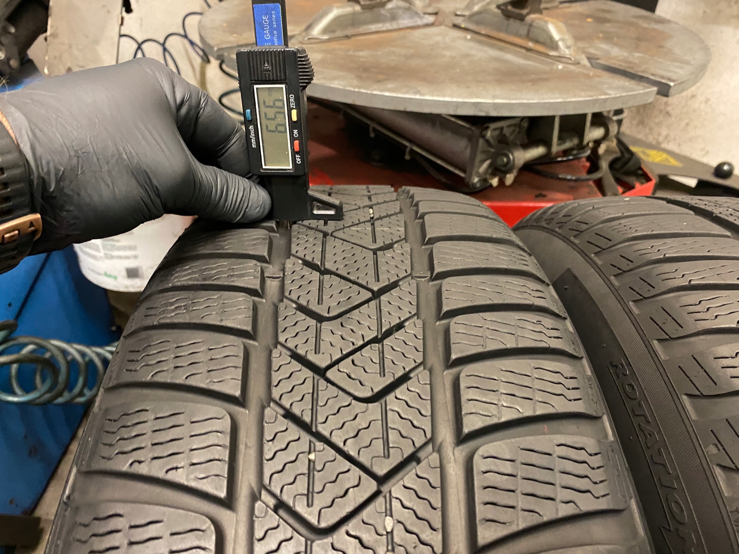 2 tyres winter 225/60R18 Pirelli SOTTOZERO 3 6,5mm