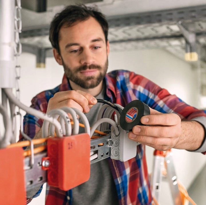 Taśma izolacyjna tesa czarna 10 m x 15 mm Kod producenta 53988-00005-00