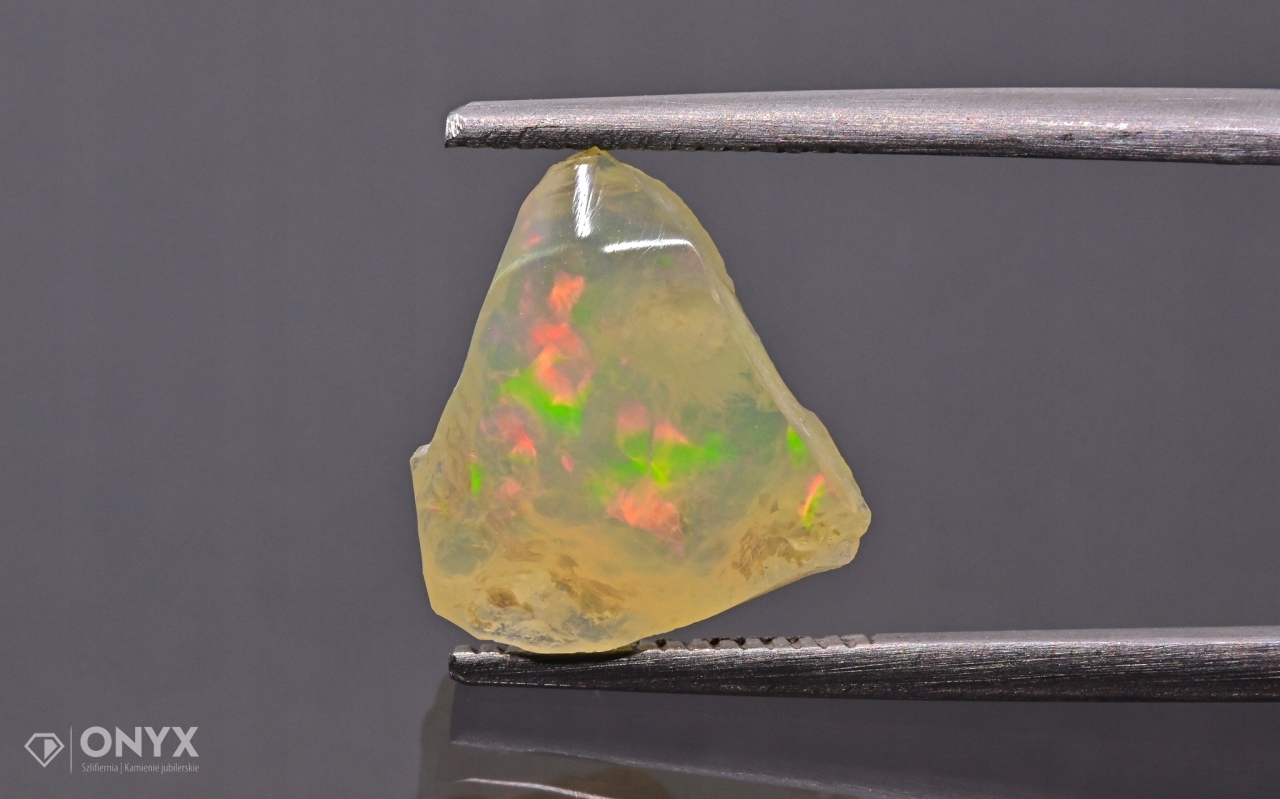Opal z Etiopie hrudka 11x9,5 mm