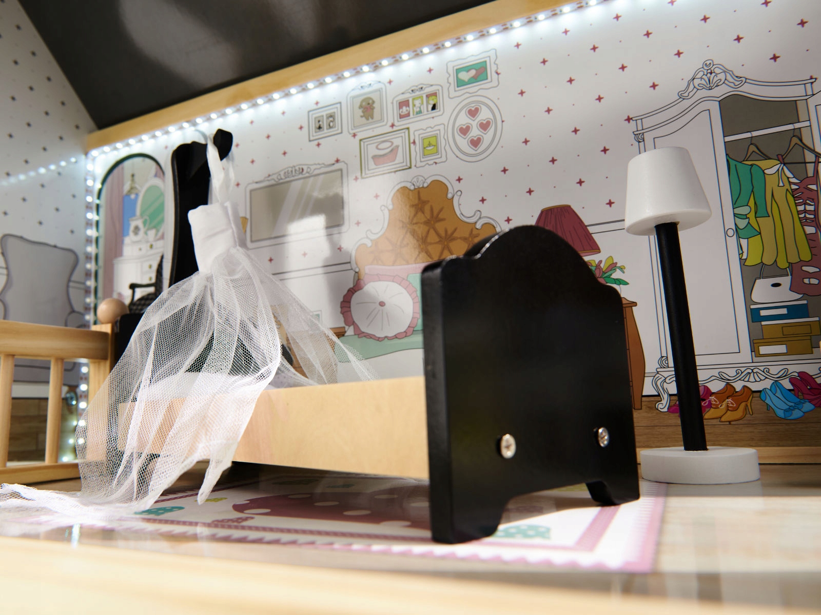 DREWNIANY DOMEK DLA LALEK OŚWIETLENIE LED 122cm Marka Ikonka