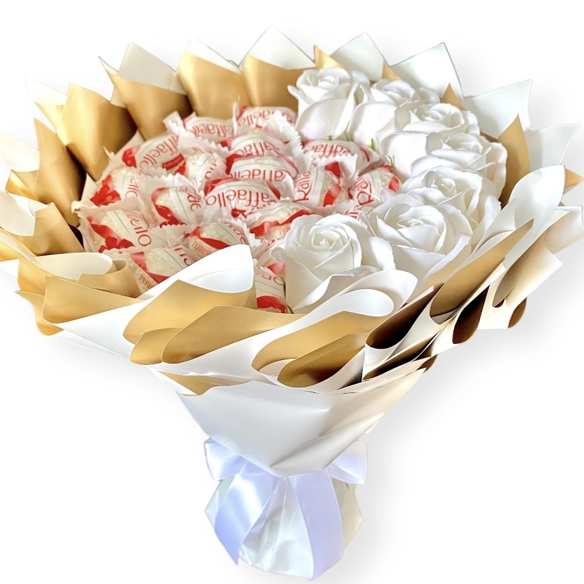 na Urodziny Rocznicę Ślub Bukiet z Raffaello i róż mydlanych