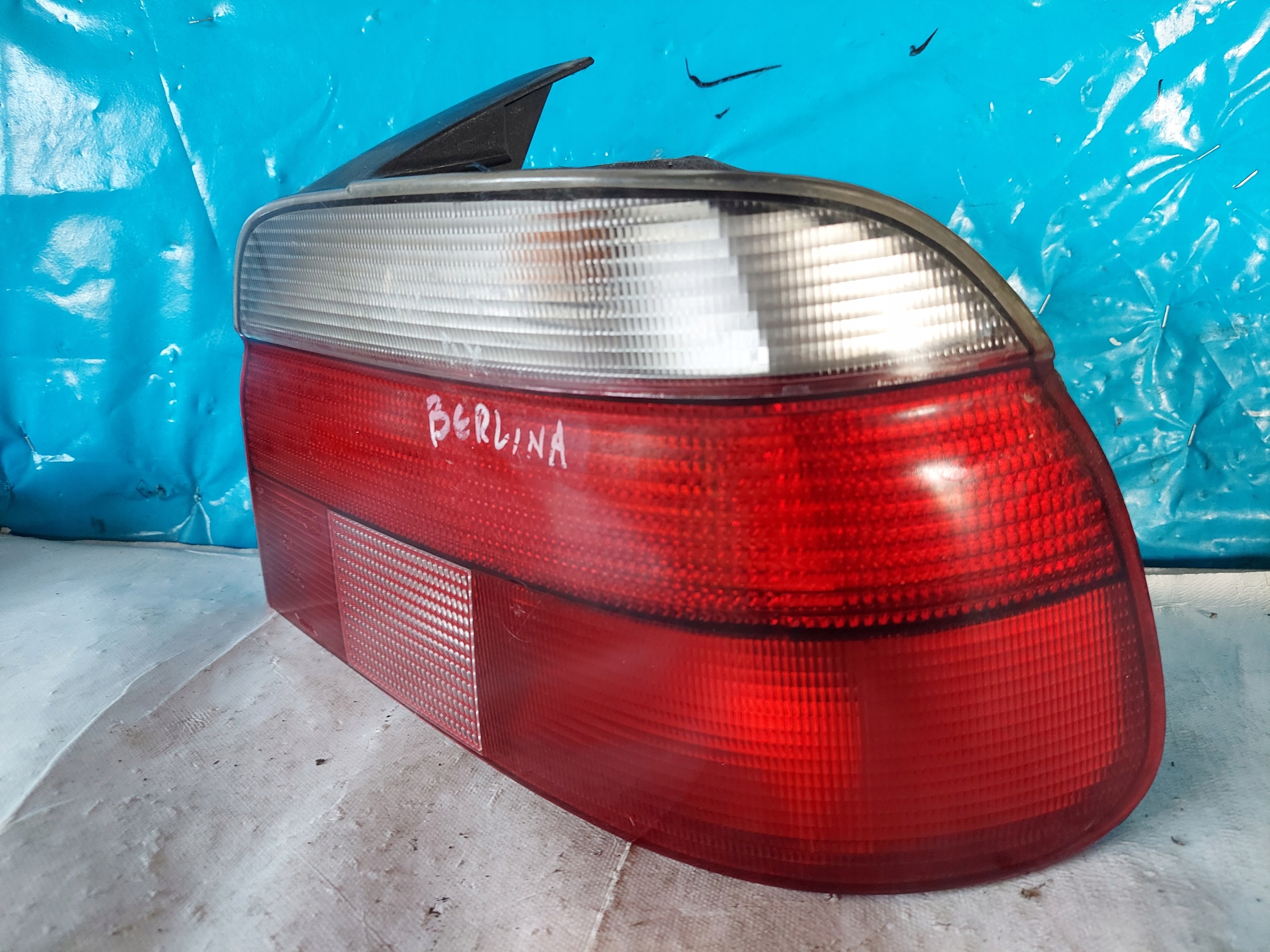 light BMW 5 E39 sedan 2496298 right rear part