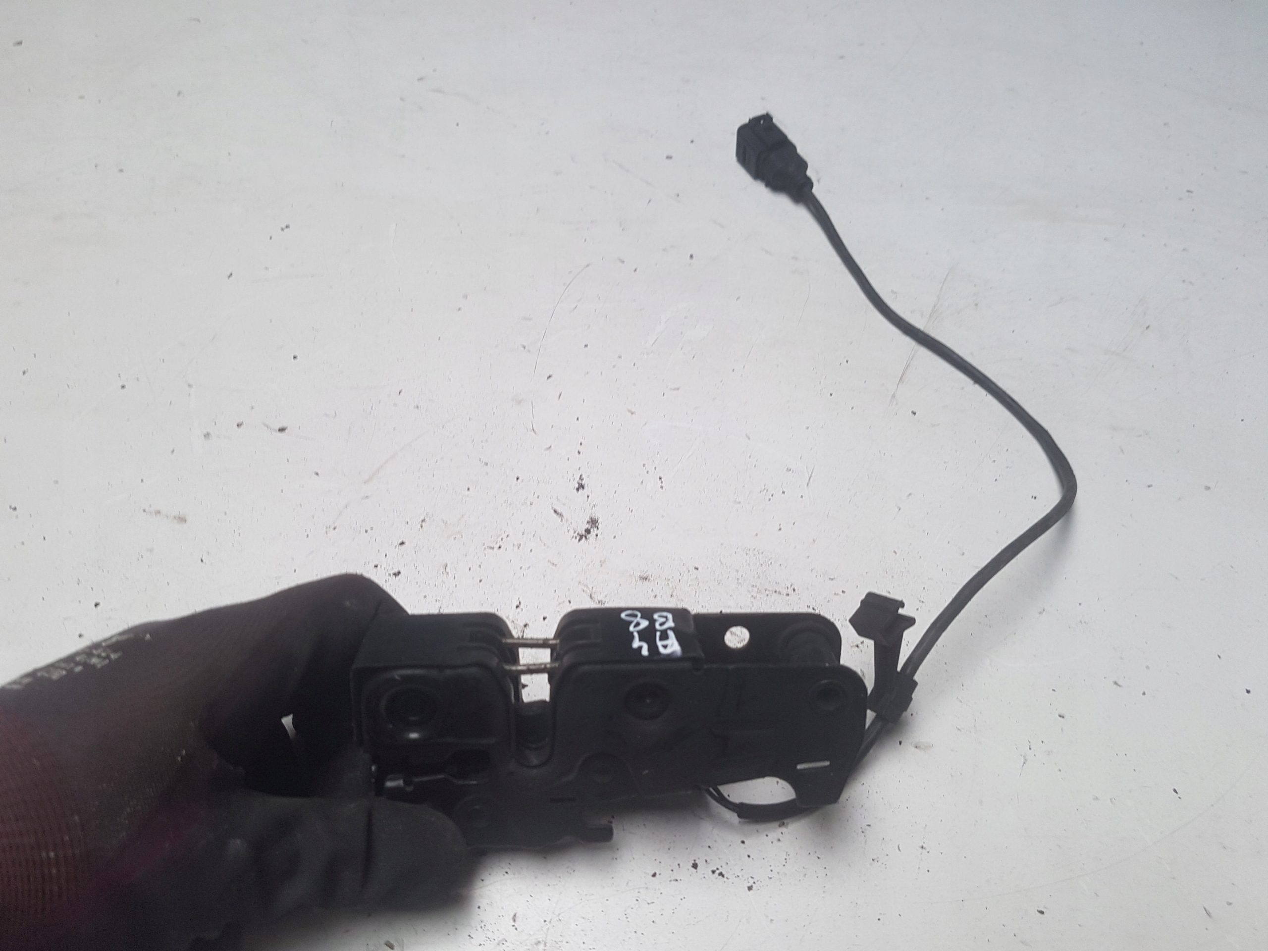 AUDI A4 B8 08R-замок капота спереди