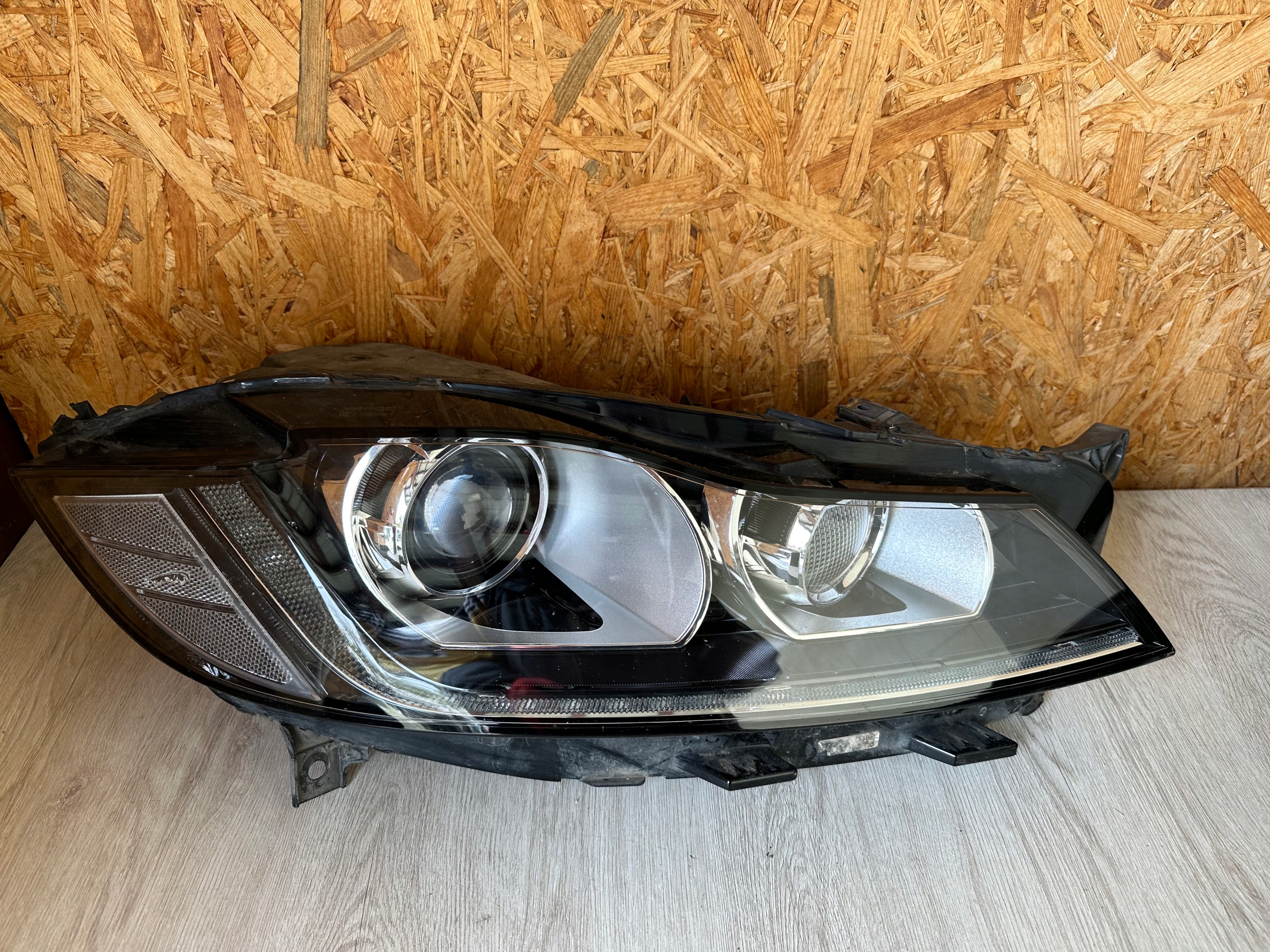 LIGHT FRONT RIGHT JAGUAR F-PACE BI XENON