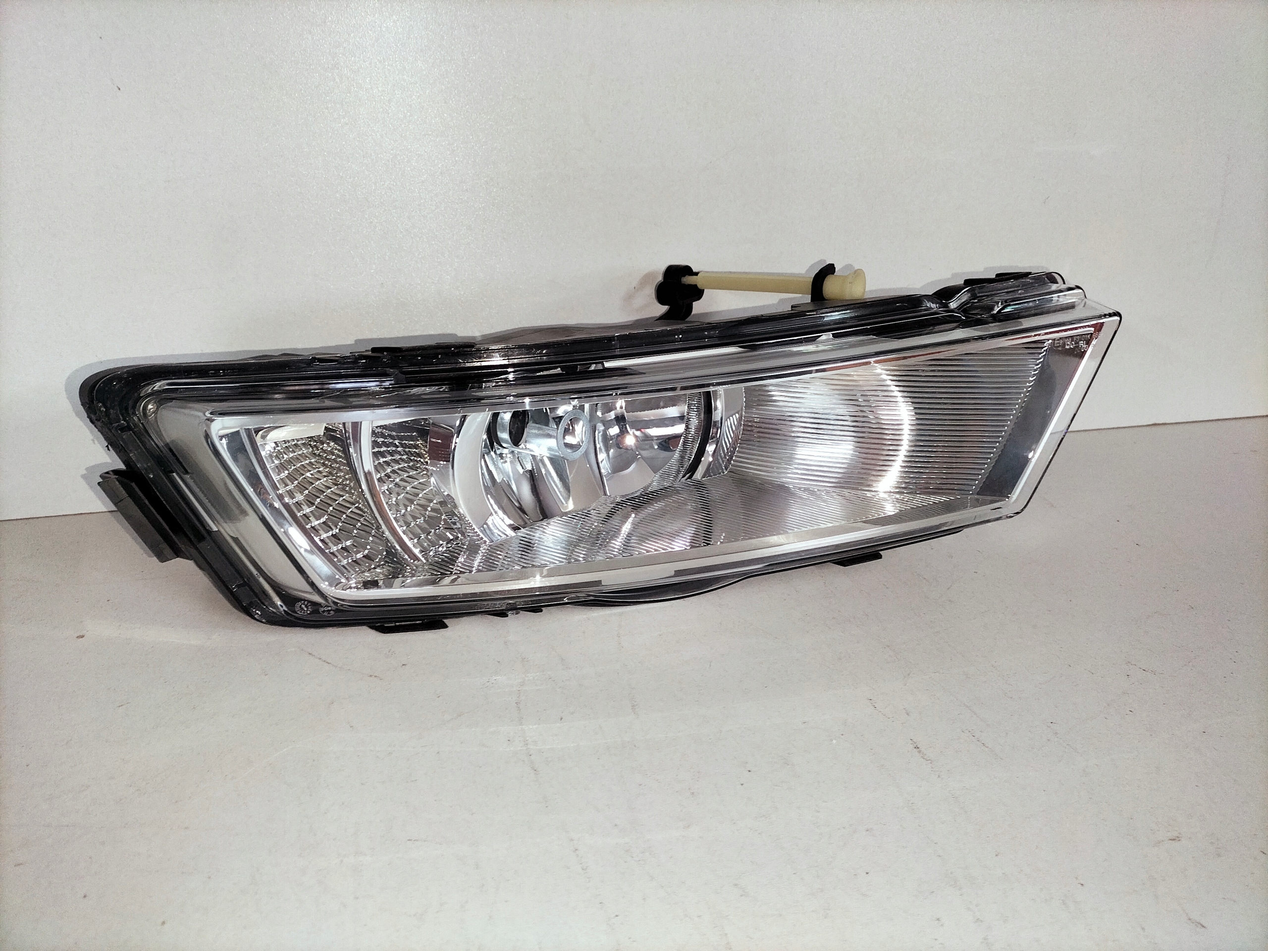 fog light light right SKODA RAPID 12-17 LED