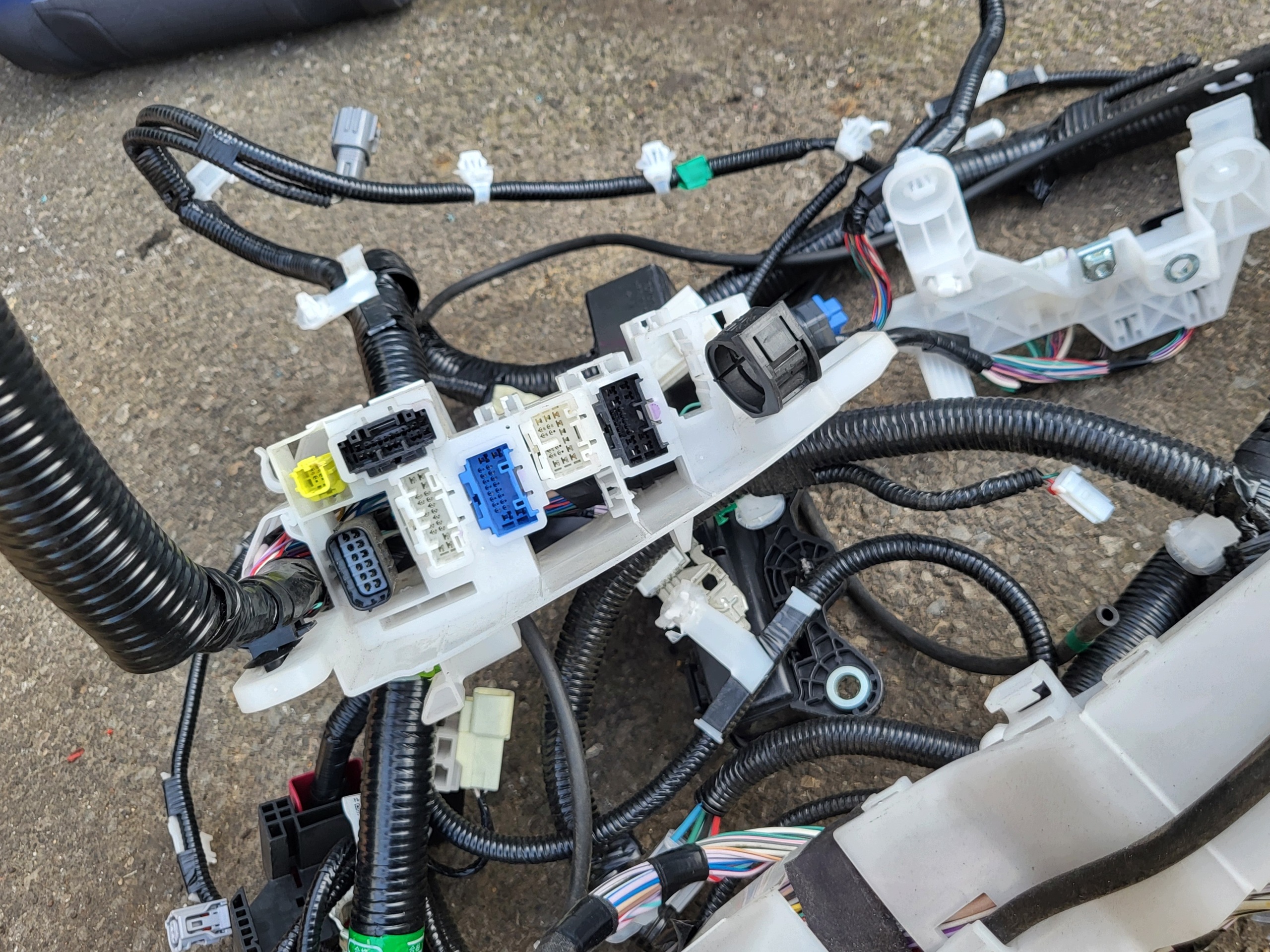 bundle wiring KOMORY of the engine terminal plus compartment BEZP. TOYOTA RAV4 V