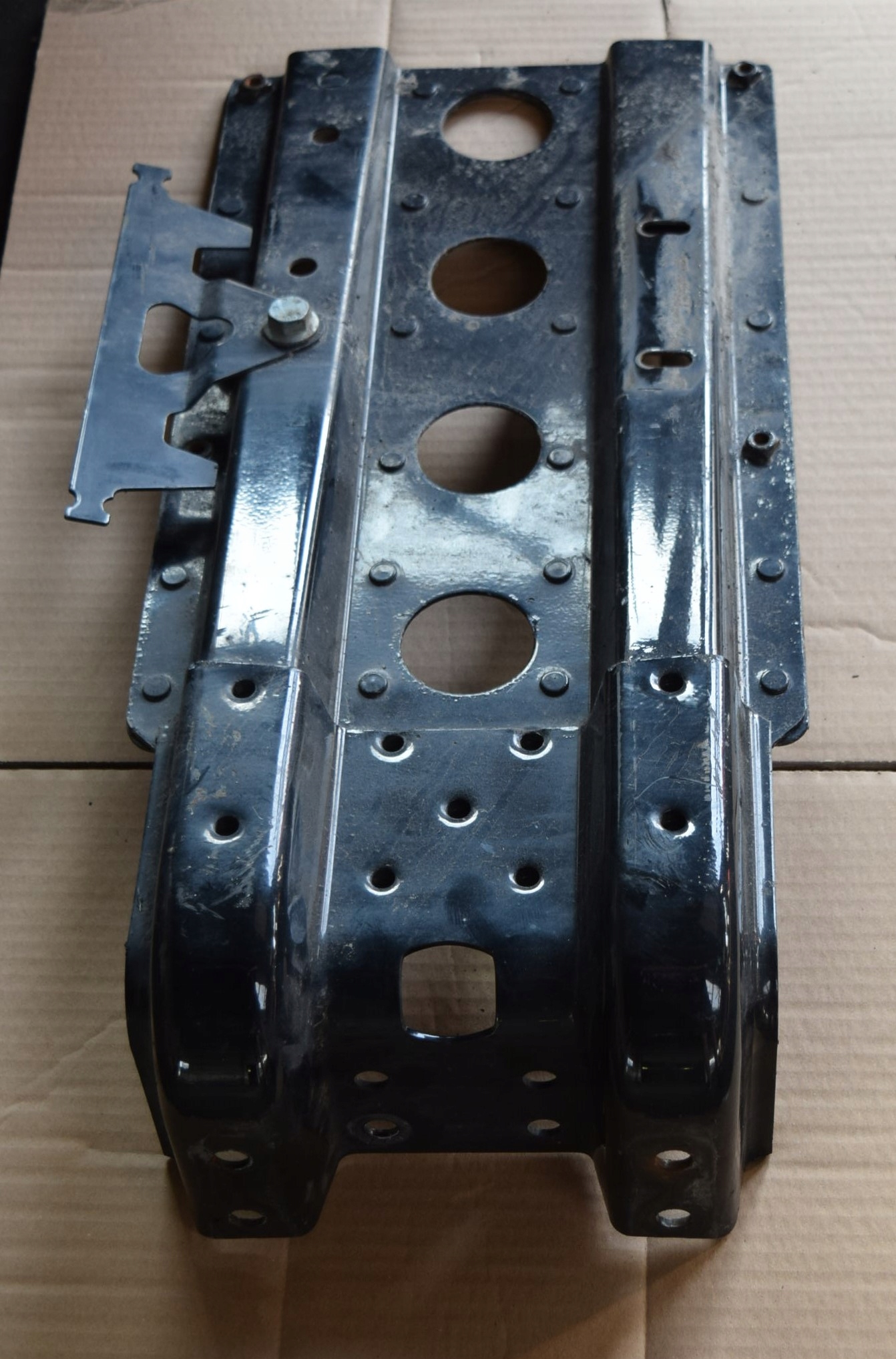 КРІПЛЕННЯ БАМПЕРА ЗА ПЕРЕДНІМ КОЛЕСОМ MAN TGX TGS