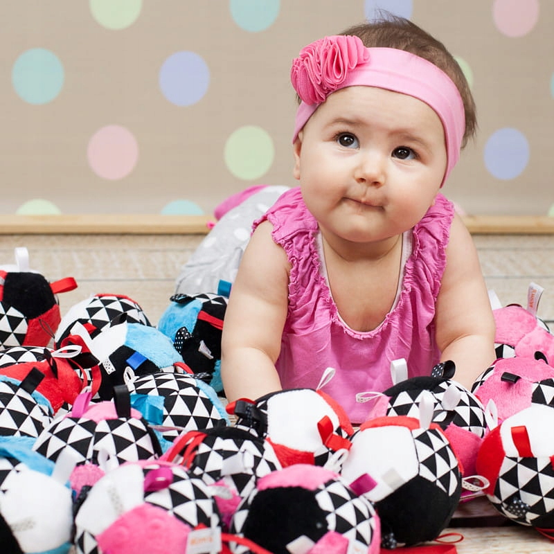 HENCZ ROZWIJAJĄCA PIŁECZKA PIŁKA SENSORYCZNA SZELEŚCIK 0+ 9CM Kod producenta 941