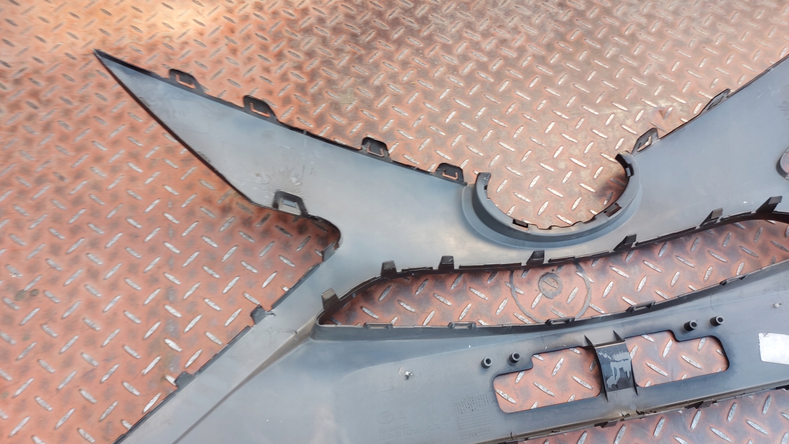 grid of a bumper central lower front front TOYOTA AYGO II 14